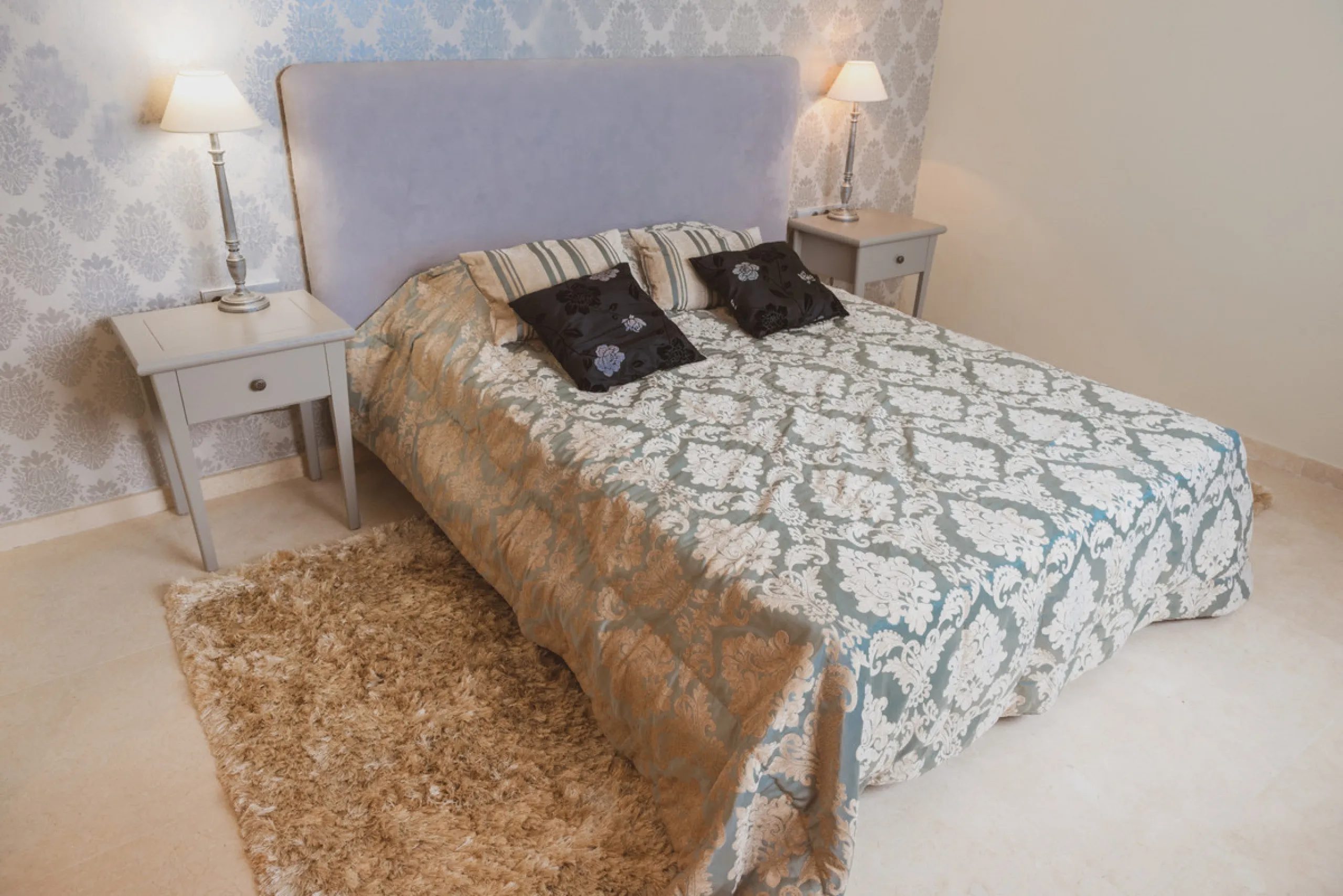 Luxury 3 bedroom penthouse located within one of the best urbanizations in Los Flamingos - frontline to the prestigious 18 hole golf course Los Flamingos Golf and the 6 star Villa Padierna Hotel.