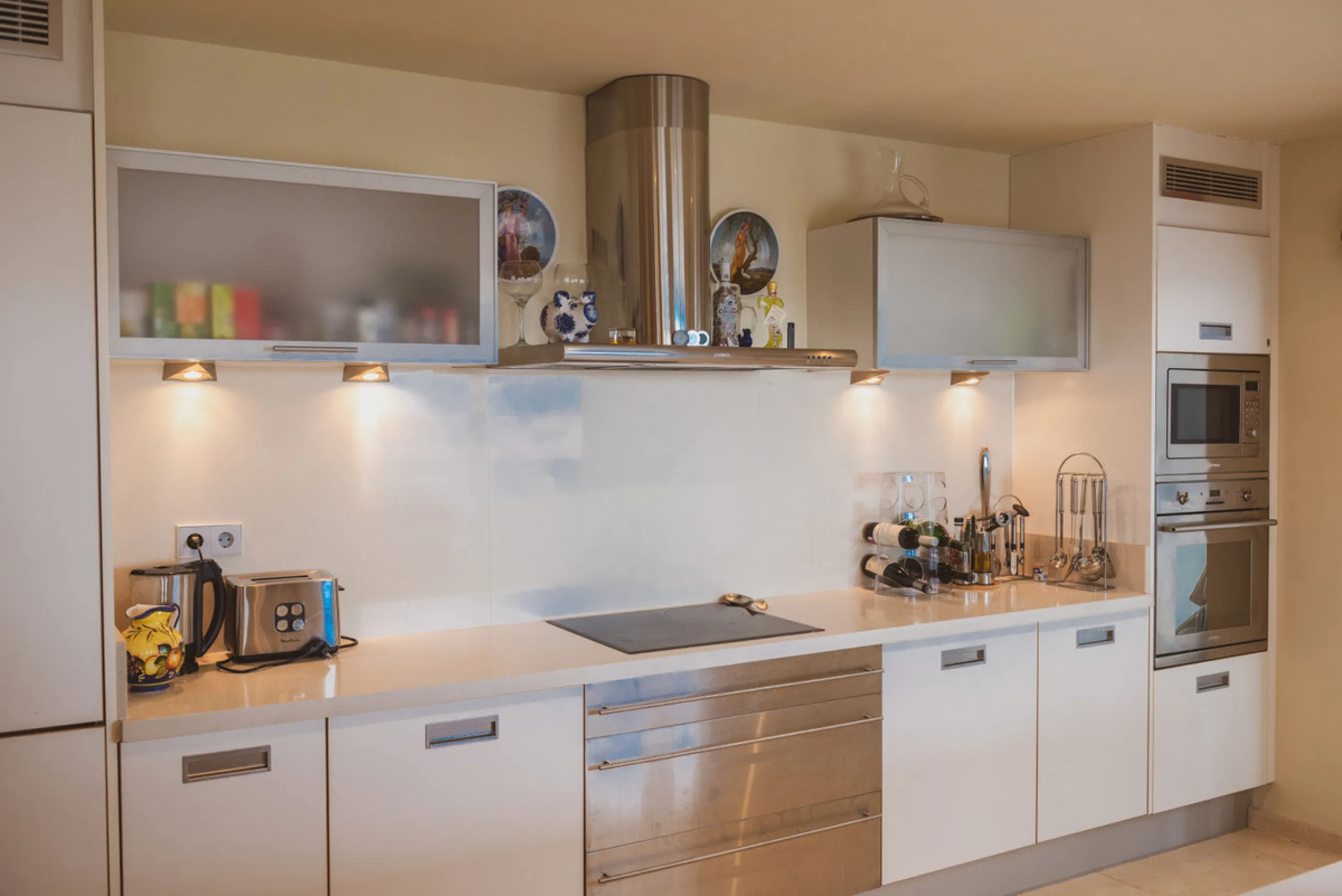 Luxury 3 bedroom penthouse located within one of the best urbanizations in Los Flamingos - frontline to the prestigious 18 hole golf course Los Flamingos Golf and the 6 star Villa Padierna Hotel.