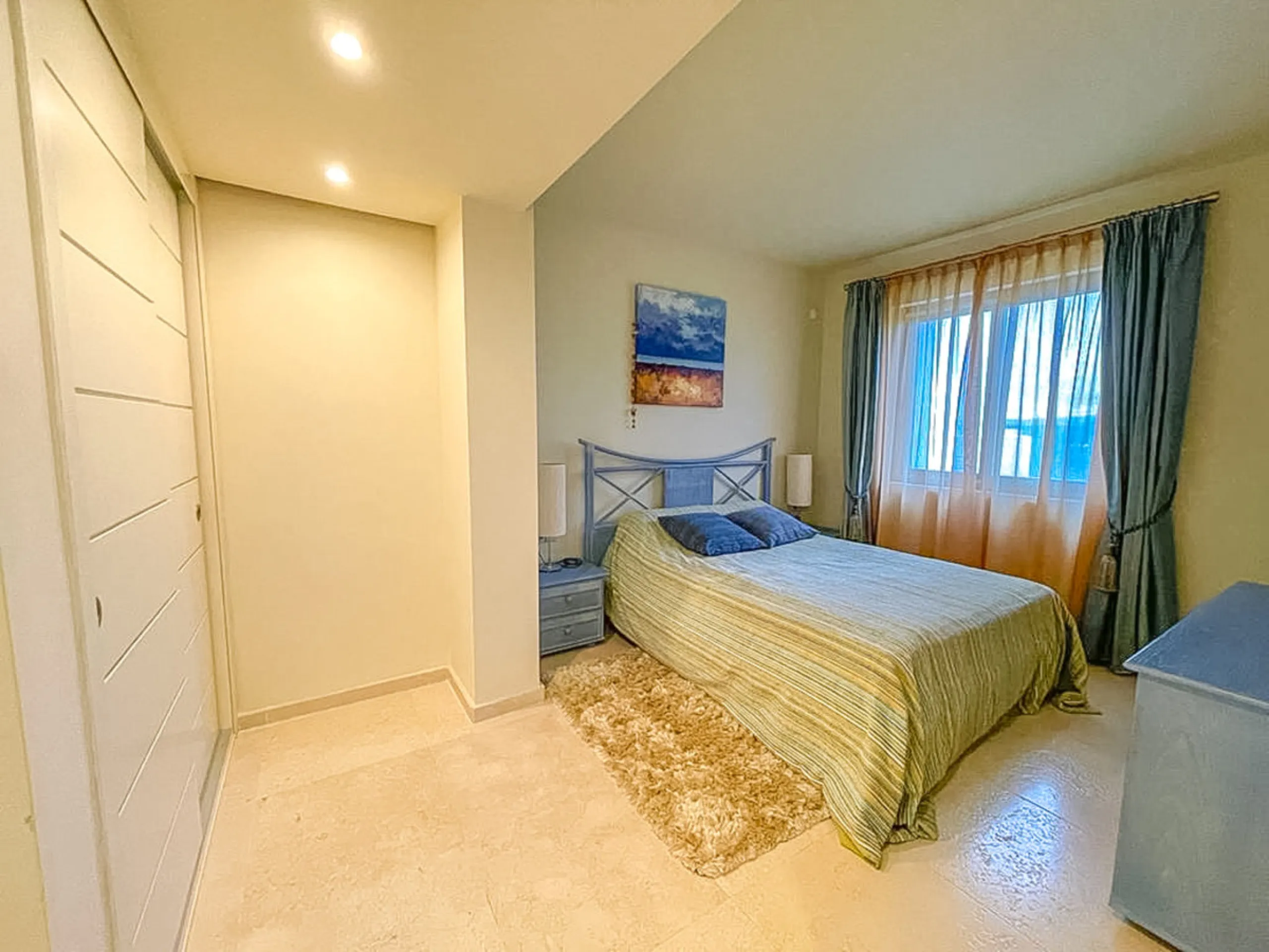 Luxury 3 bedroom penthouse located within one of the best urbanizations in Los Flamingos - frontline to the prestigious 18 hole golf course Los Flamingos Golf and the 6 star Villa Padierna Hotel.