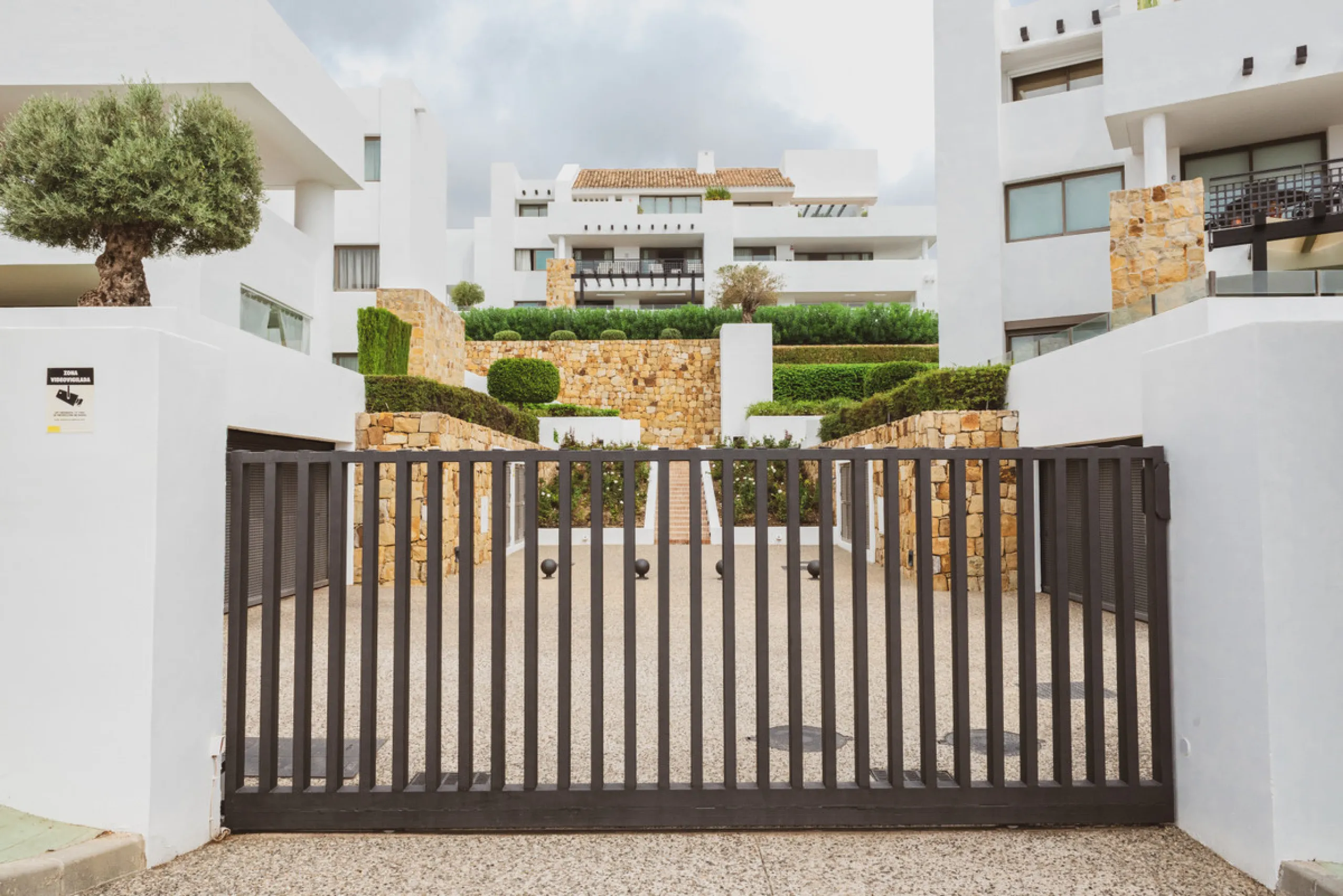 Luxury 3 bedroom penthouse located within one of the best urbanizations in Los Flamingos - frontline to the prestigious 18 hole golf course Los Flamingos Golf and the 6 star Villa Padierna Hotel.