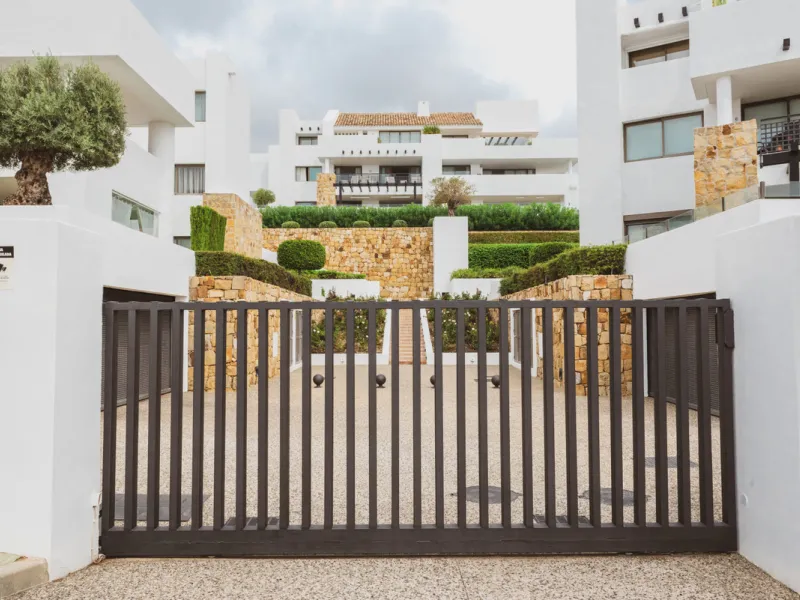 Luxury 3 bedroom penthouse located within one of the best urbanizations in Los Flamingos - frontline to the prestigious 18 hole golf course Los Flamingos Golf and the 6 star Villa Padierna Hotel.