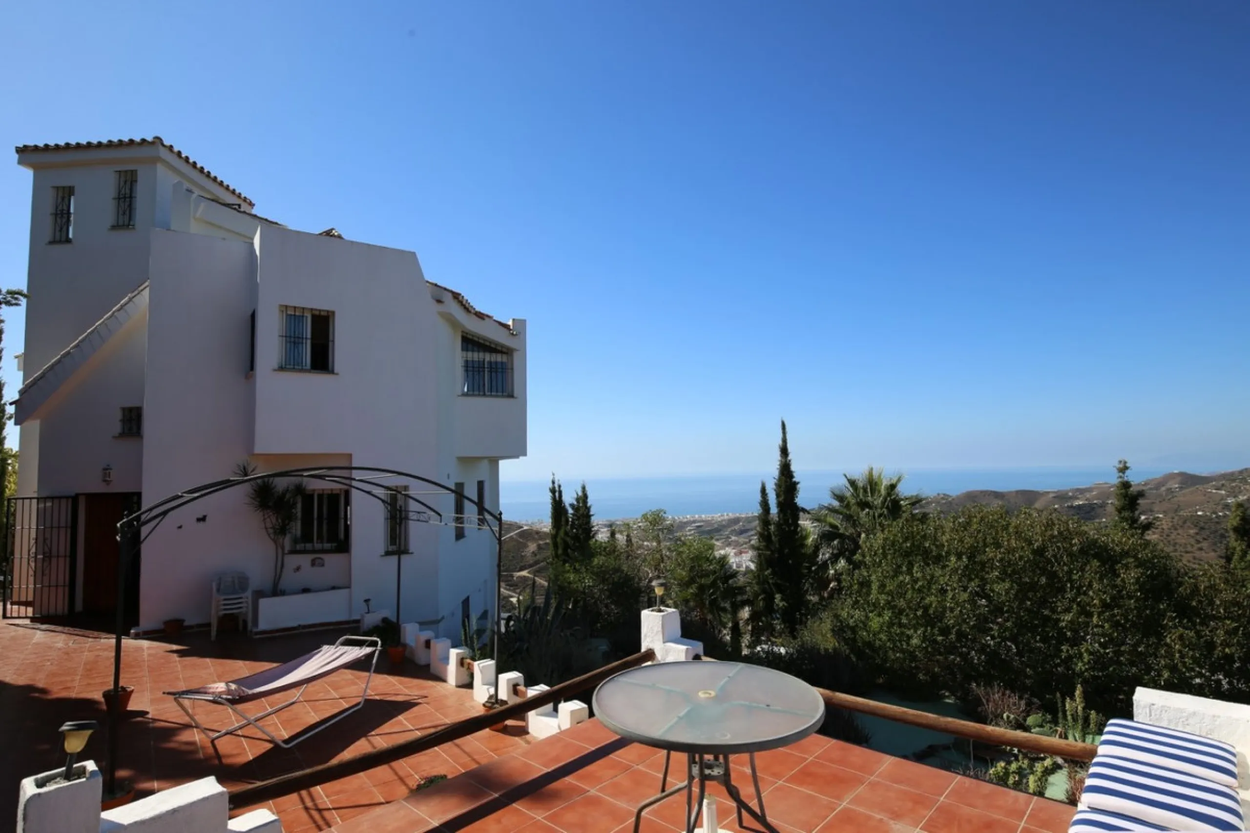 If you are looking for the perfect house, with spectacular views, well built and with a unique design, absolute privacy and tranquility, and with a first occupancy license in a country house -something very rare in the country-side-, this is your best opt
