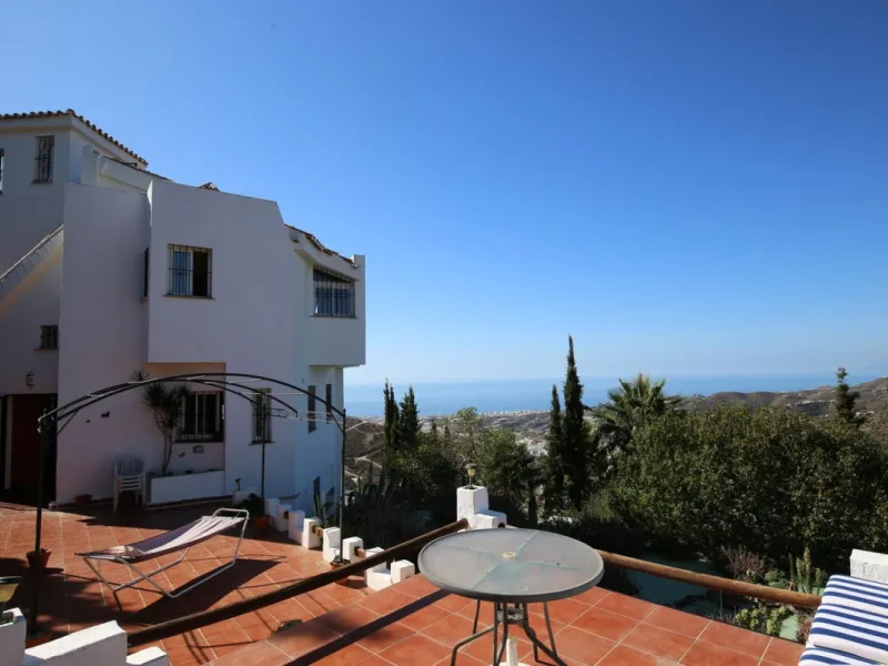 If you are looking for the perfect house, with spectacular views, well built and with a unique design, absolute privacy and tranquility, and with a first occupancy license in a country house -something very rare in the country-side-, this is your best opt