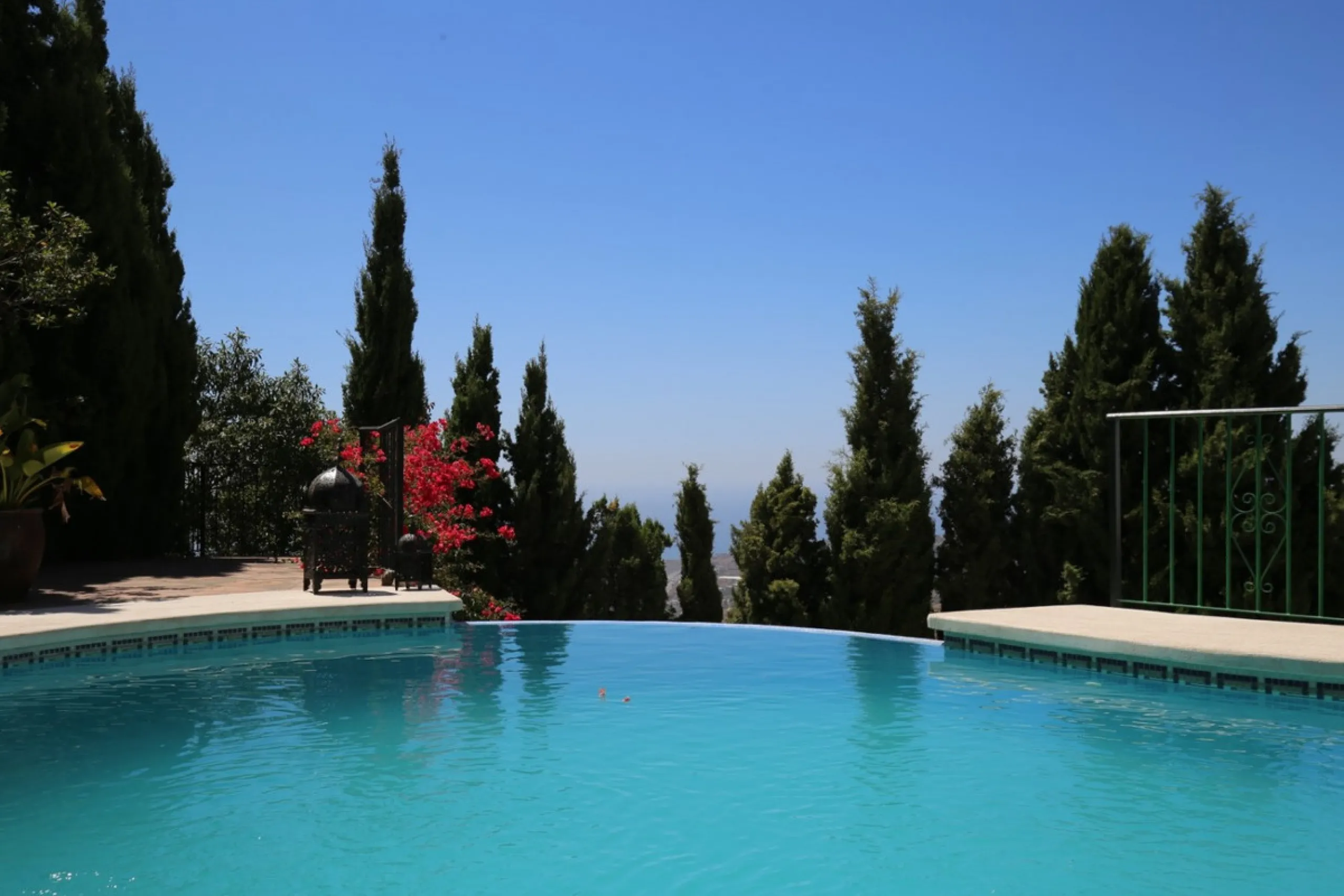 If you are looking for the perfect house, with spectacular views, well built and with a unique design, absolute privacy and tranquility, and with a first occupancy license in a country house -something very rare in the country-side-, this is your best opt