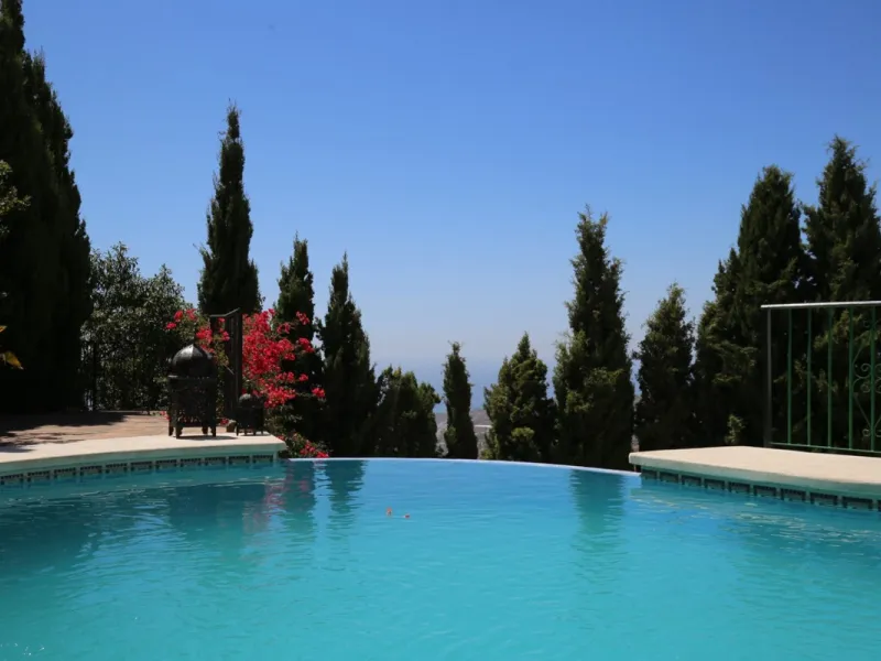 If you are looking for the perfect house, with spectacular views, well built and with a unique design, absolute privacy and tranquility, and with a first occupancy license in a country house -something very rare in the country-side-, this is your best opt