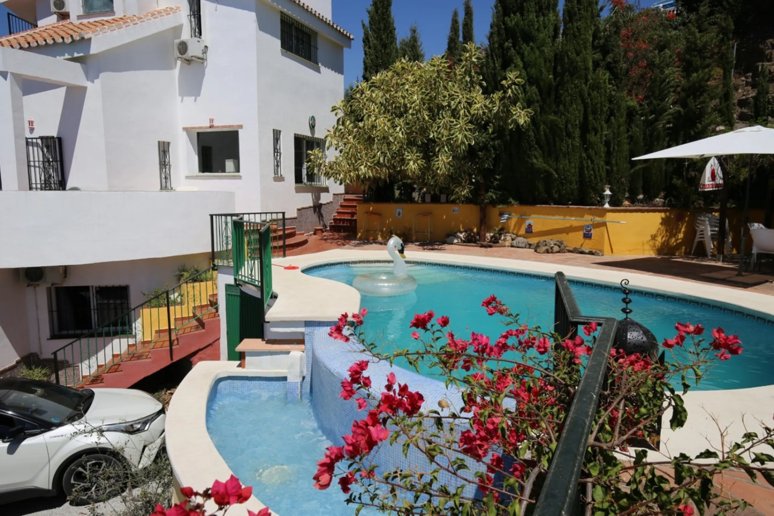 If you are looking for the perfect house, with spectacular views, well built and with a unique design, absolute privacy and tranquility, and with a first occupancy license in a country house -something very rare in the country-side-, this is your best opt