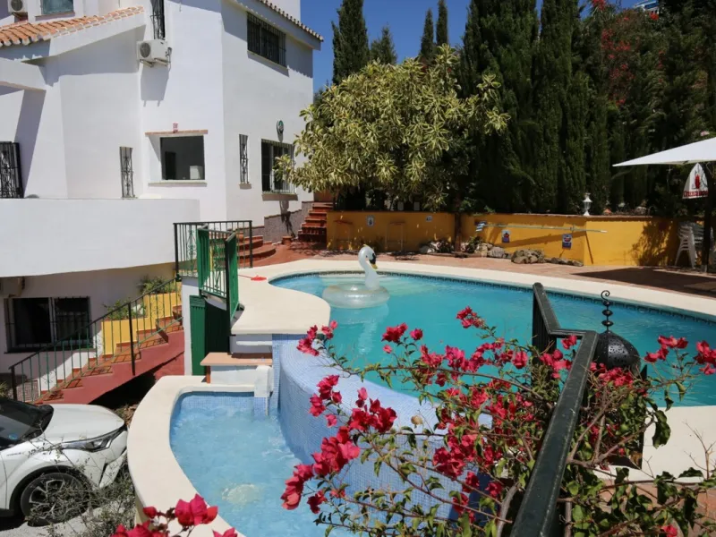 If you are looking for the perfect house, with spectacular views, well built and with a unique design, absolute privacy and tranquility, and with a first occupancy license in a country house -something very rare in the country-side-, this is your best opt