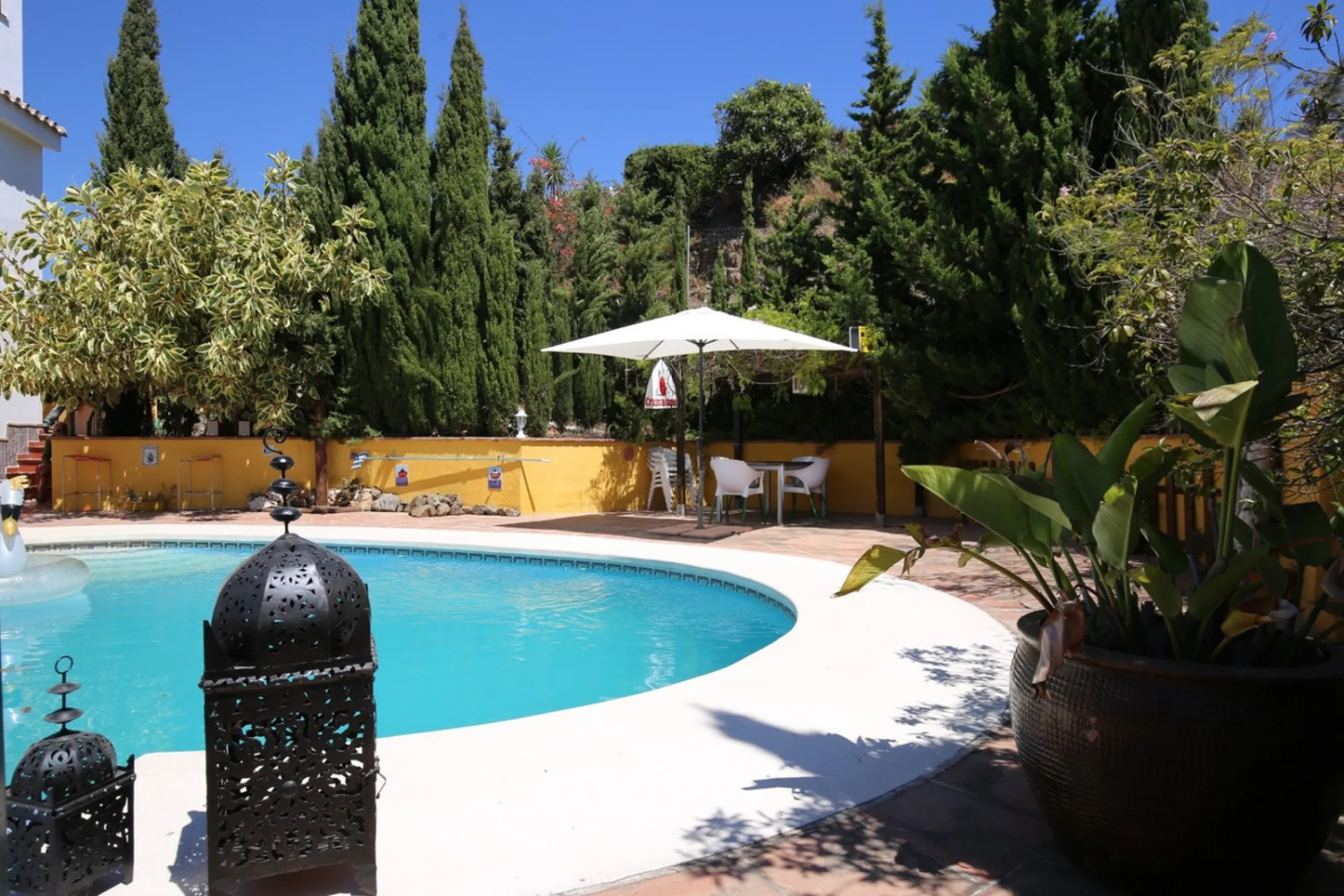 If you are looking for the perfect house, with spectacular views, well built and with a unique design, absolute privacy and tranquility, and with a first occupancy license in a country house -something very rare in the country-side-, this is your best opt