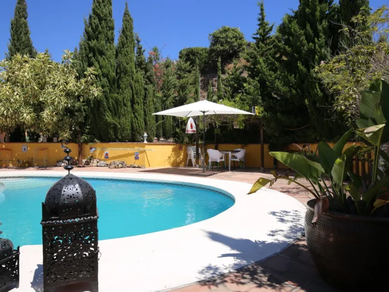 If you are looking for the perfect house, with spectacular views, well built and with a unique design, absolute privacy and tranquility, and with a first occupancy license in a country house -something very rare in the country-side-, this is your best opt