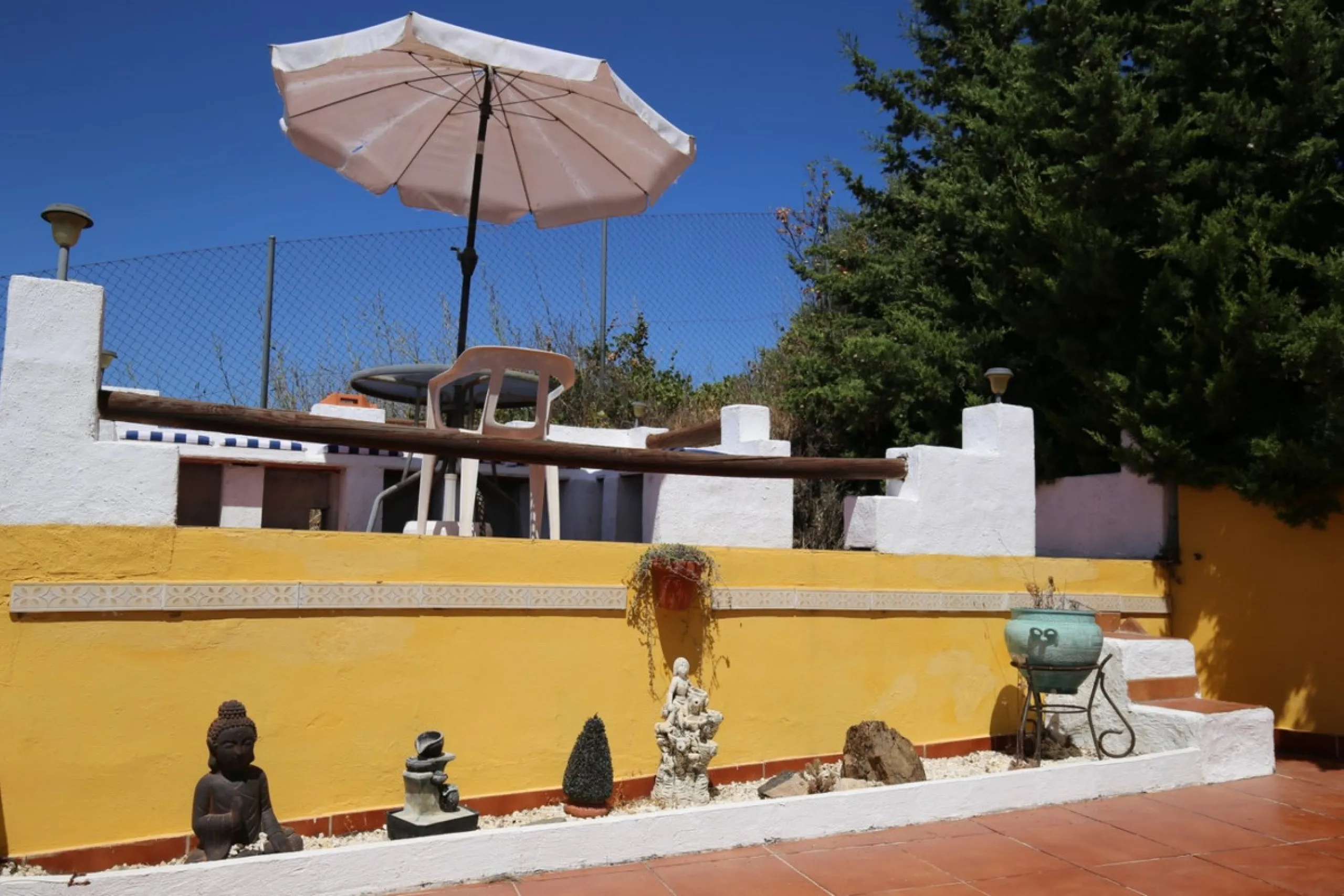 If you are looking for the perfect house, with spectacular views, well built and with a unique design, absolute privacy and tranquility, and with a first occupancy license in a country house -something very rare in the country-side-, this is your best opt