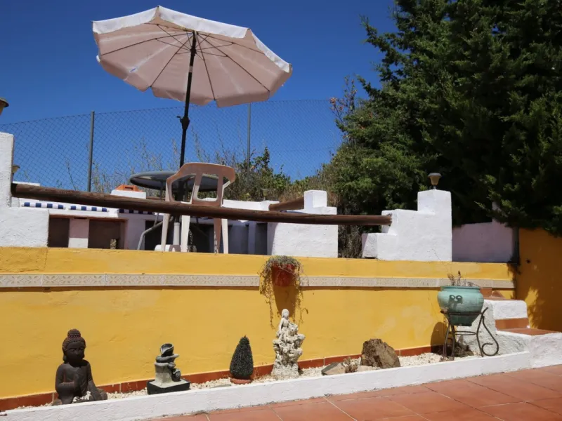 If you are looking for the perfect house, with spectacular views, well built and with a unique design, absolute privacy and tranquility, and with a first occupancy license in a country house -something very rare in the country-side-, this is your best opt