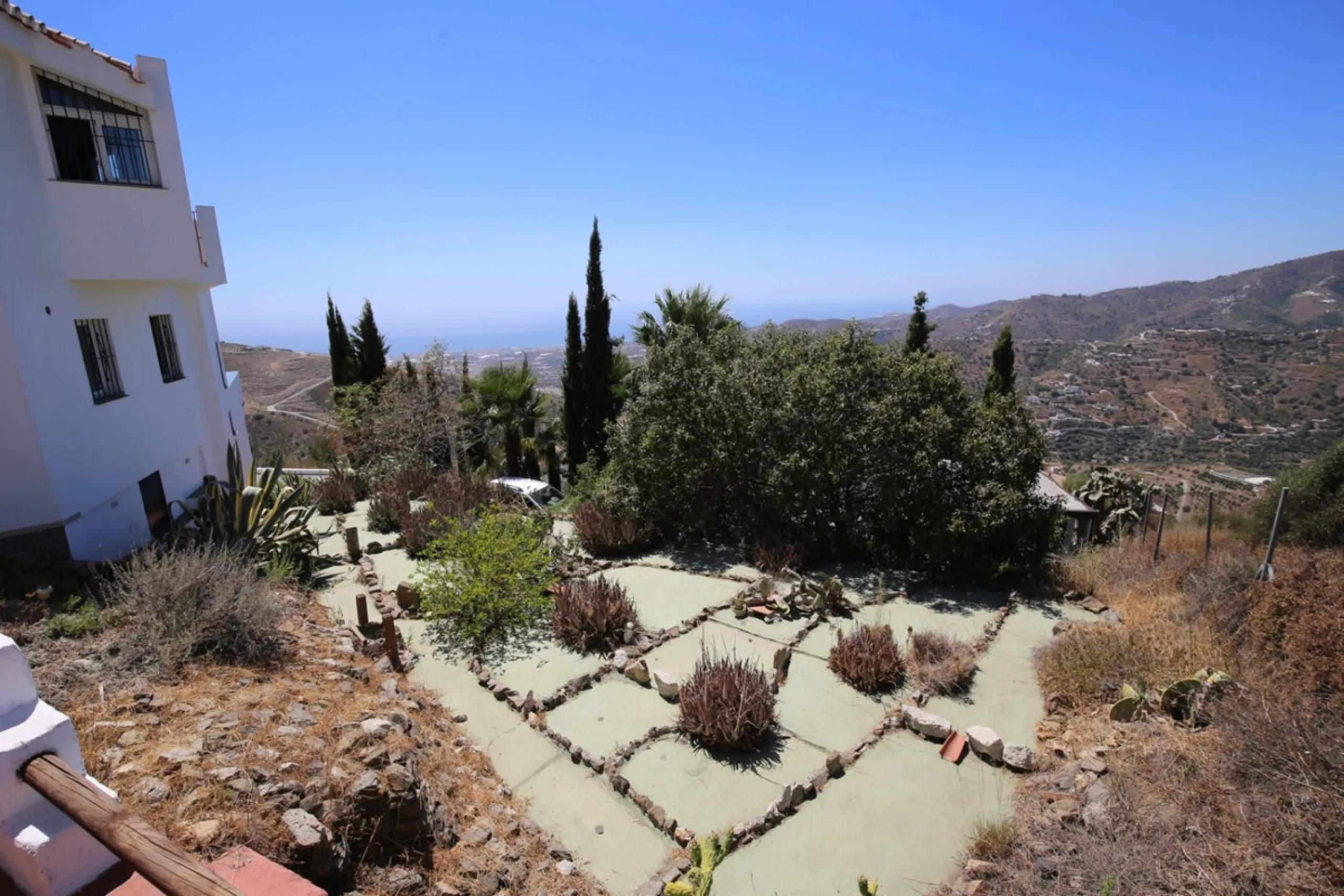 If you are looking for the perfect house, with spectacular views, well built and with a unique design, absolute privacy and tranquility, and with a first occupancy license in a country house -something very rare in the country-side-, this is your best opt