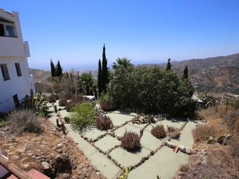 If you are looking for the perfect house, with spectacular views, well built and with a unique design, absolute privacy and tranquility, and with a first occupancy license in a country house -something very rare in the country-side-, this is your best opt