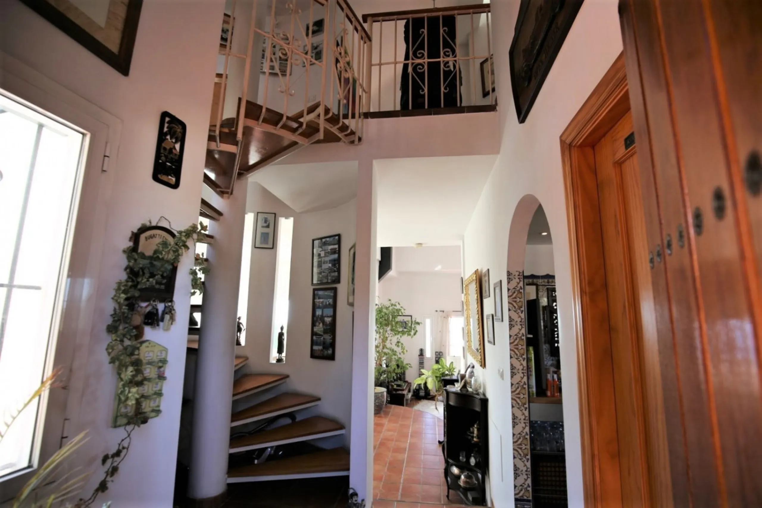 If you are looking for the perfect house, with spectacular views, well built and with a unique design, absolute privacy and tranquility, and with a first occupancy license in a country house -something very rare in the country-side-, this is your best opt