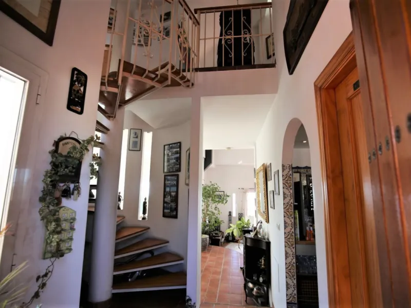 If you are looking for the perfect house, with spectacular views, well built and with a unique design, absolute privacy and tranquility, and with a first occupancy license in a country house -something very rare in the country-side-, this is your best opt