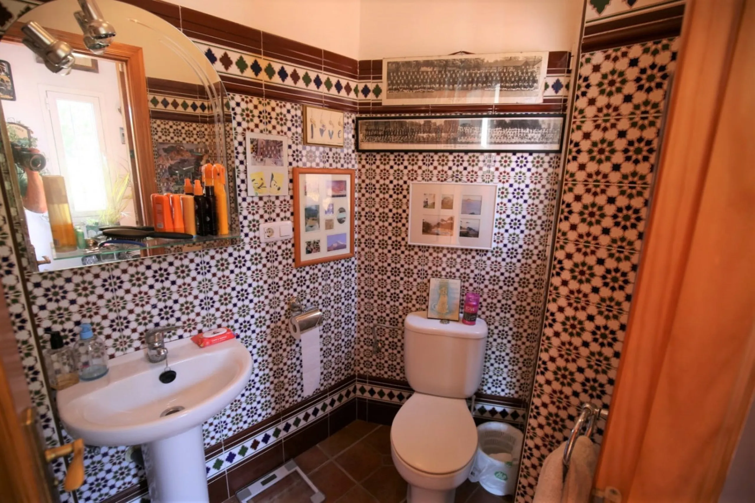 If you are looking for the perfect house, with spectacular views, well built and with a unique design, absolute privacy and tranquility, and with a first occupancy license in a country house -something very rare in the country-side-, this is your best opt