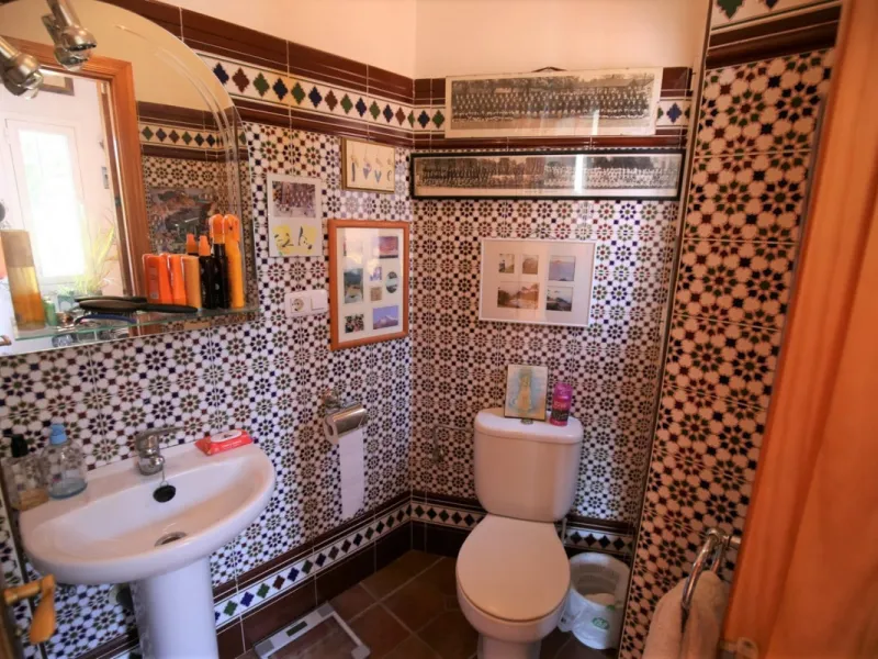 If you are looking for the perfect house, with spectacular views, well built and with a unique design, absolute privacy and tranquility, and with a first occupancy license in a country house -something very rare in the country-side-, this is your best opt