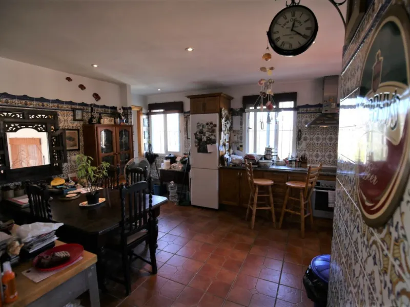 If you are looking for the perfect house, with spectacular views, well built and with a unique design, absolute privacy and tranquility, and with a first occupancy license in a country house -something very rare in the country-side-, this is your best opt