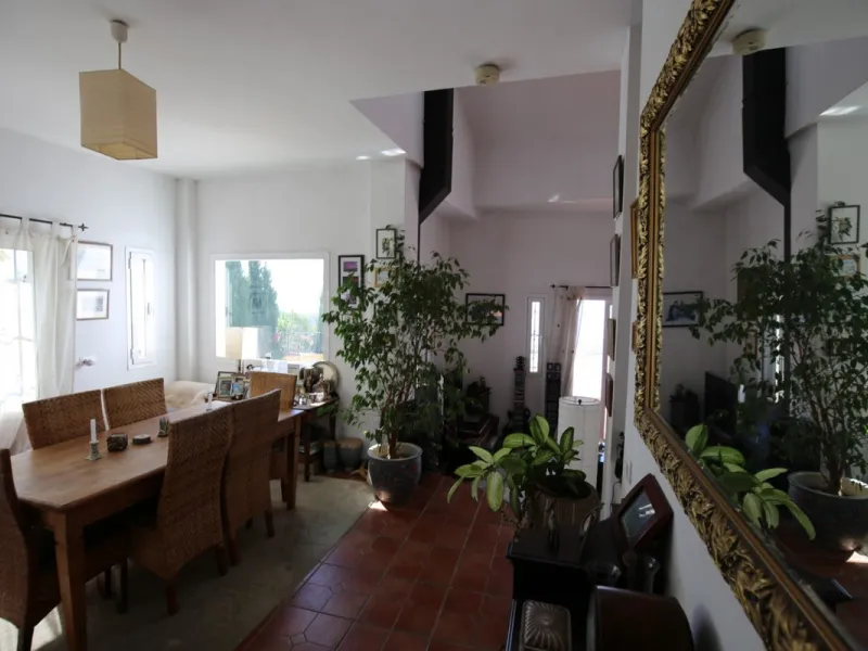 If you are looking for the perfect house, with spectacular views, well built and with a unique design, absolute privacy and tranquility, and with a first occupancy license in a country house -something very rare in the country-side-, this is your best opt