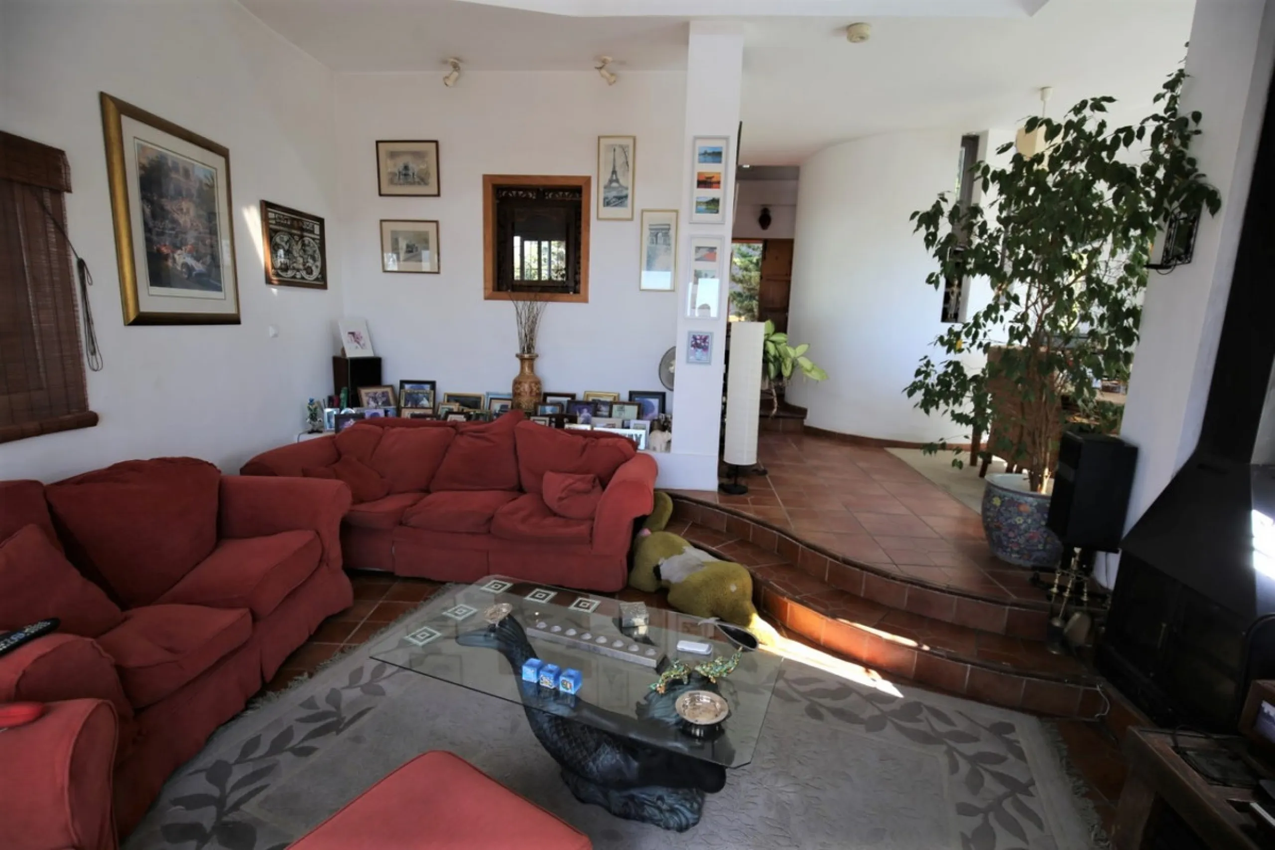 If you are looking for the perfect house, with spectacular views, well built and with a unique design, absolute privacy and tranquility, and with a first occupancy license in a country house -something very rare in the country-side-, this is your best opt