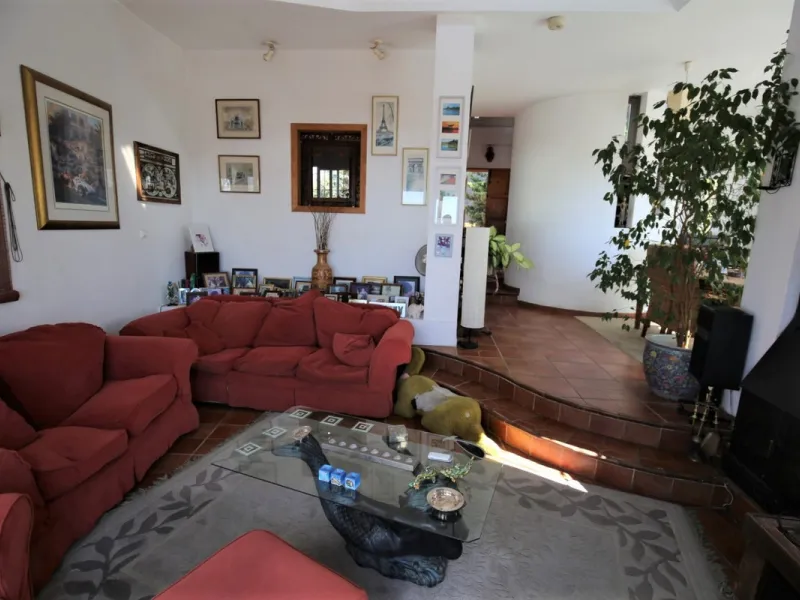 If you are looking for the perfect house, with spectacular views, well built and with a unique design, absolute privacy and tranquility, and with a first occupancy license in a country house -something very rare in the country-side-, this is your best opt