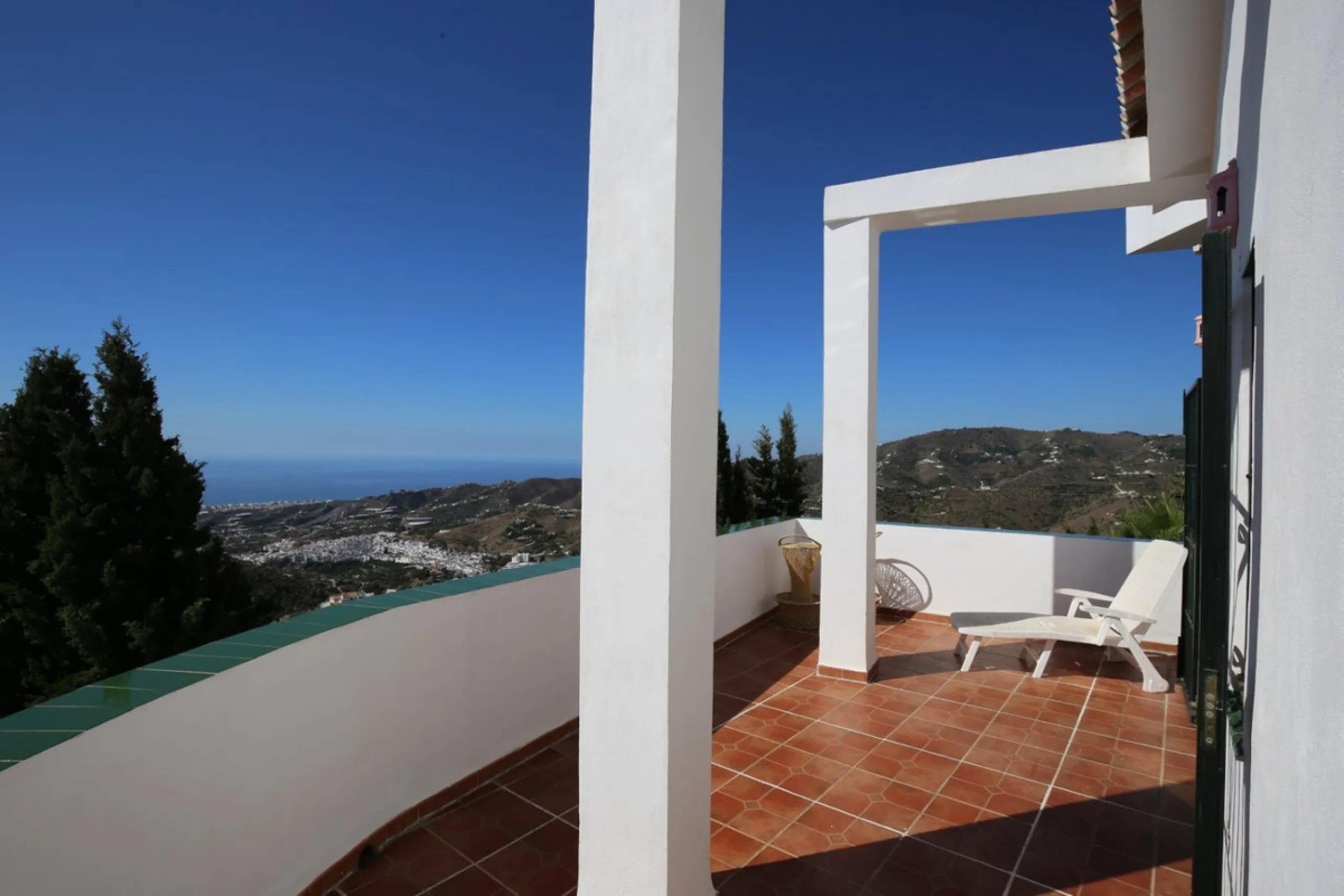 If you are looking for the perfect house, with spectacular views, well built and with a unique design, absolute privacy and tranquility, and with a first occupancy license in a country house -something very rare in the country-side-, this is your best opt