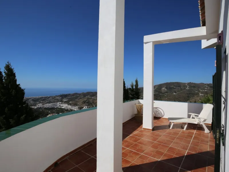 If you are looking for the perfect house, with spectacular views, well built and with a unique design, absolute privacy and tranquility, and with a first occupancy license in a country house -something very rare in the country-side-, this is your best opt