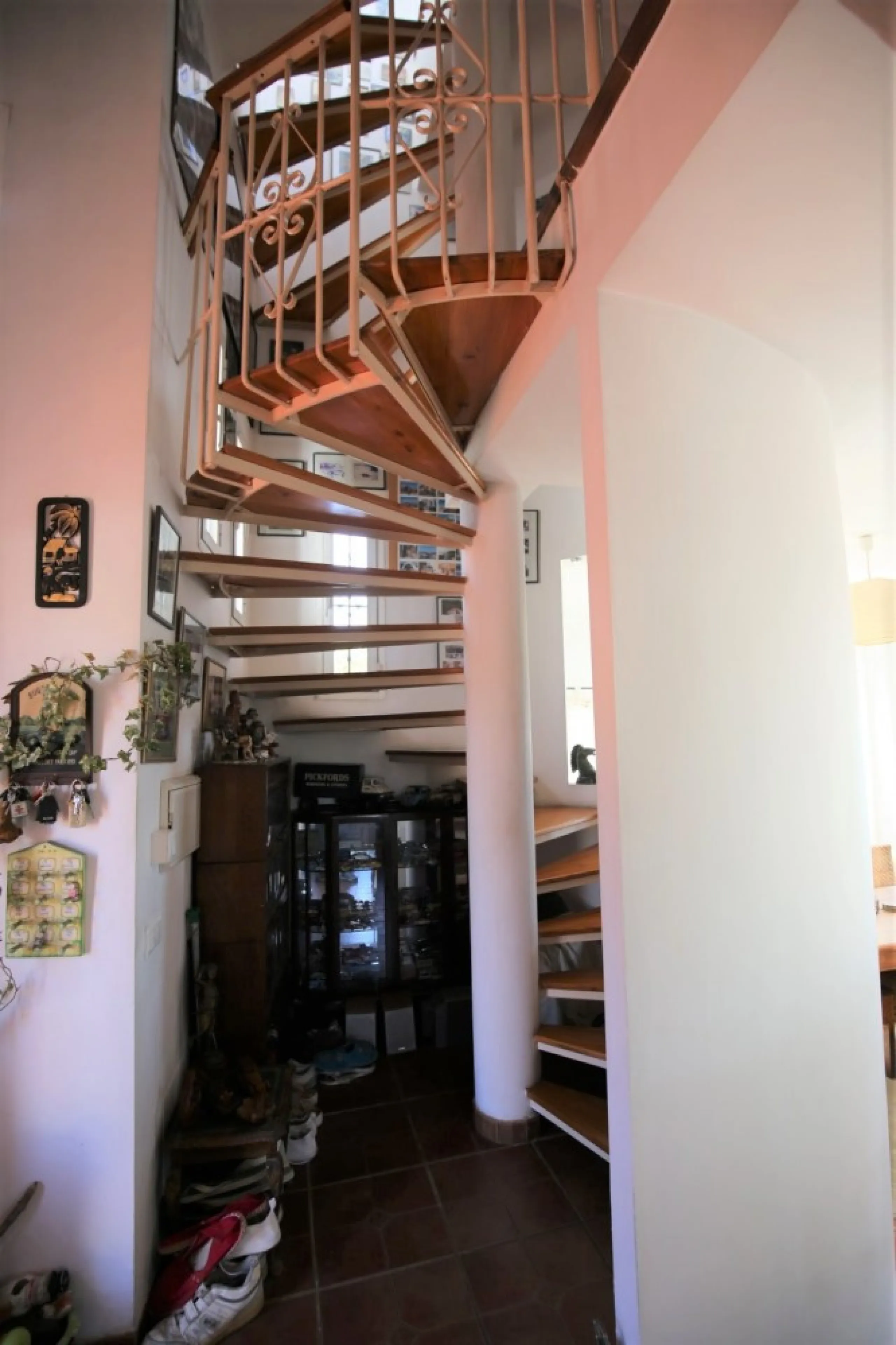 If you are looking for the perfect house, with spectacular views, well built and with a unique design, absolute privacy and tranquility, and with a first occupancy license in a country house -something very rare in the country-side-, this is your best opt
