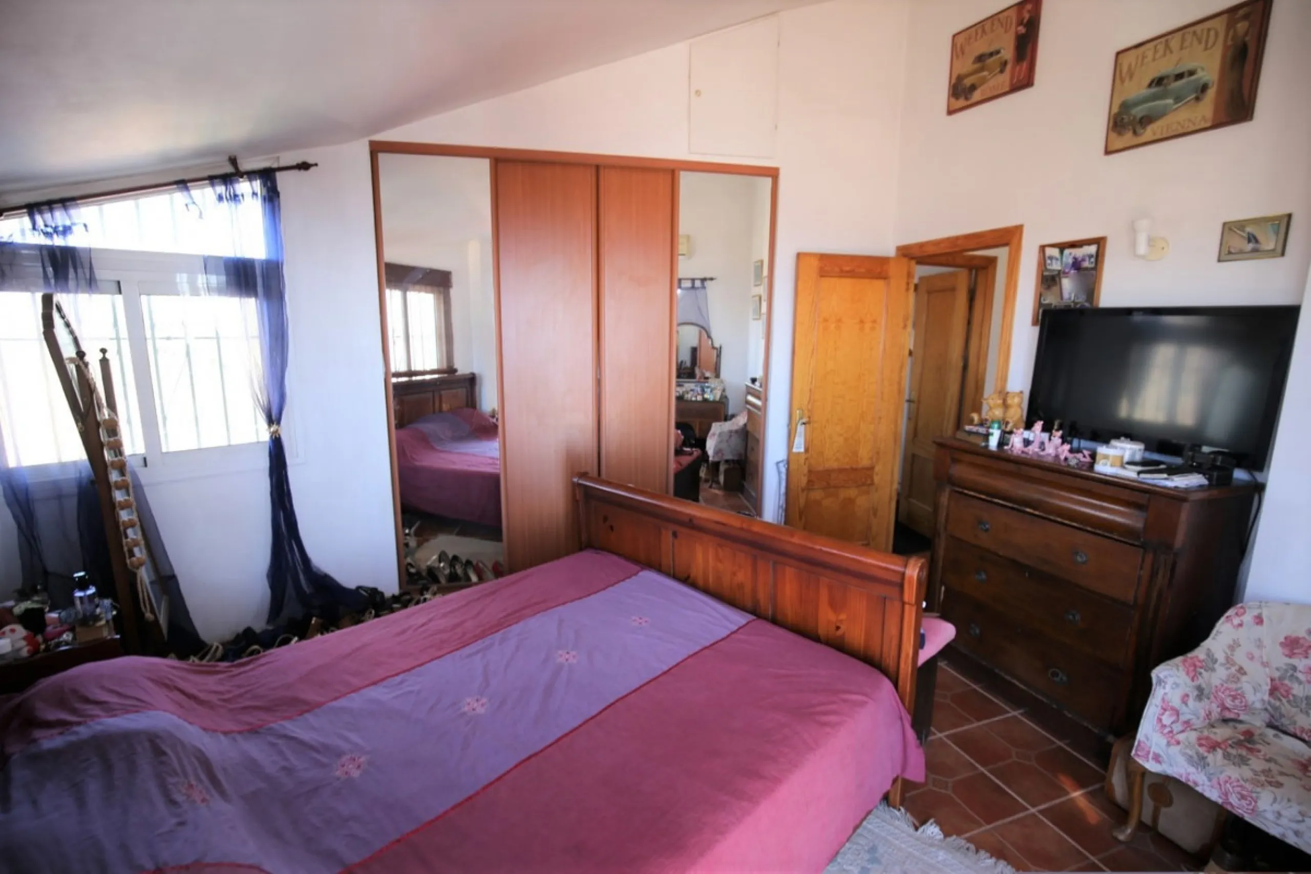 If you are looking for the perfect house, with spectacular views, well built and with a unique design, absolute privacy and tranquility, and with a first occupancy license in a country house -something very rare in the country-side-, this is your best opt