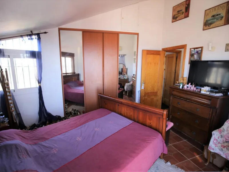 If you are looking for the perfect house, with spectacular views, well built and with a unique design, absolute privacy and tranquility, and with a first occupancy license in a country house -something very rare in the country-side-, this is your best opt