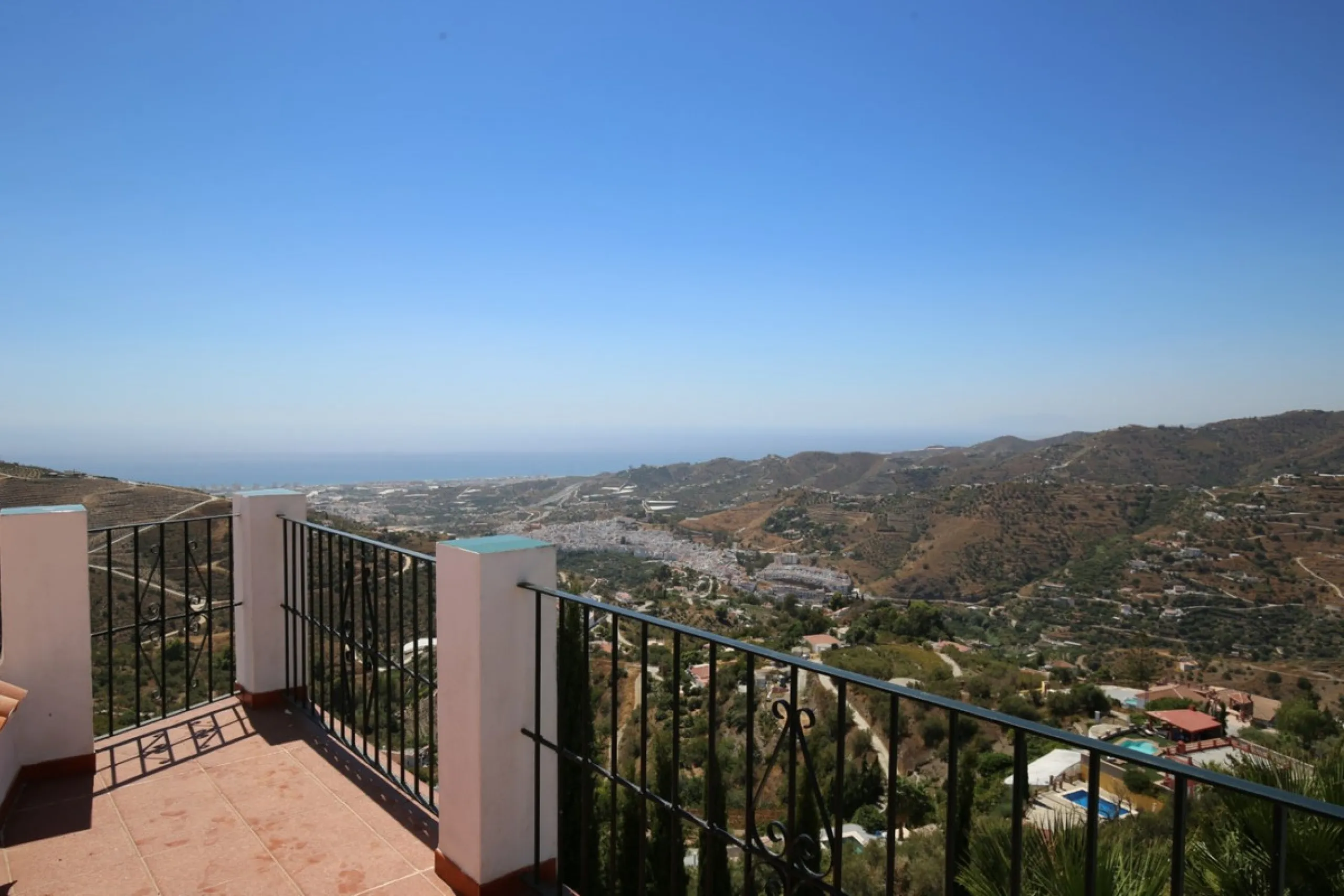 If you are looking for the perfect house, with spectacular views, well built and with a unique design, absolute privacy and tranquility, and with a first occupancy license in a country house -something very rare in the country-side-, this is your best opt