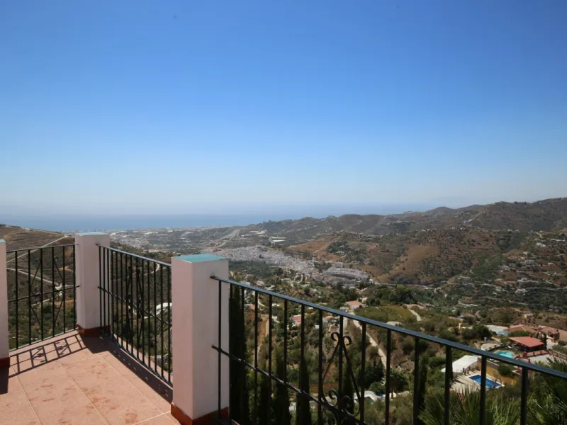 If you are looking for the perfect house, with spectacular views, well built and with a unique design, absolute privacy and tranquility, and with a first occupancy license in a country house -something very rare in the country-side-, this is your best opt