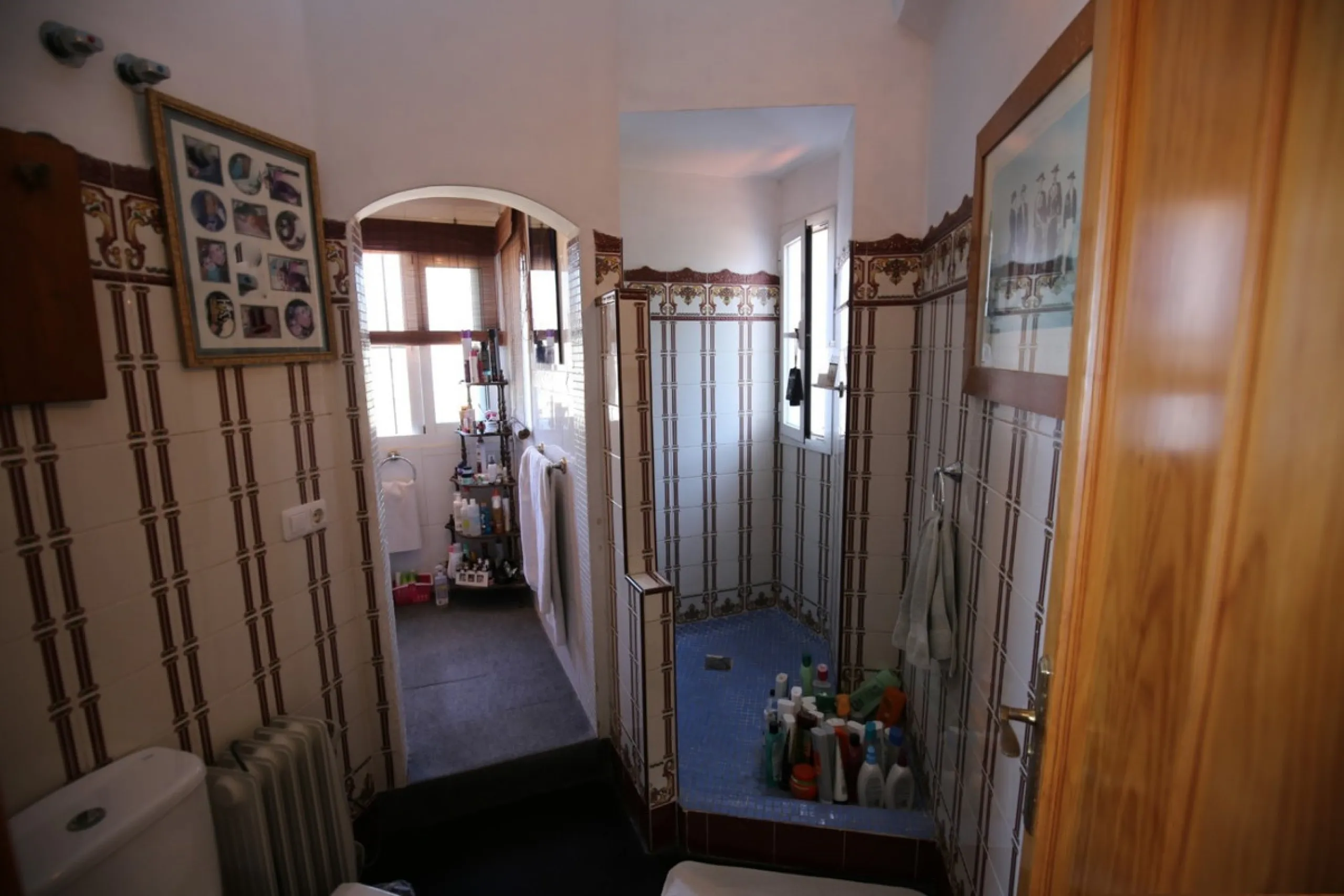 If you are looking for the perfect house, with spectacular views, well built and with a unique design, absolute privacy and tranquility, and with a first occupancy license in a country house -something very rare in the country-side-, this is your best opt