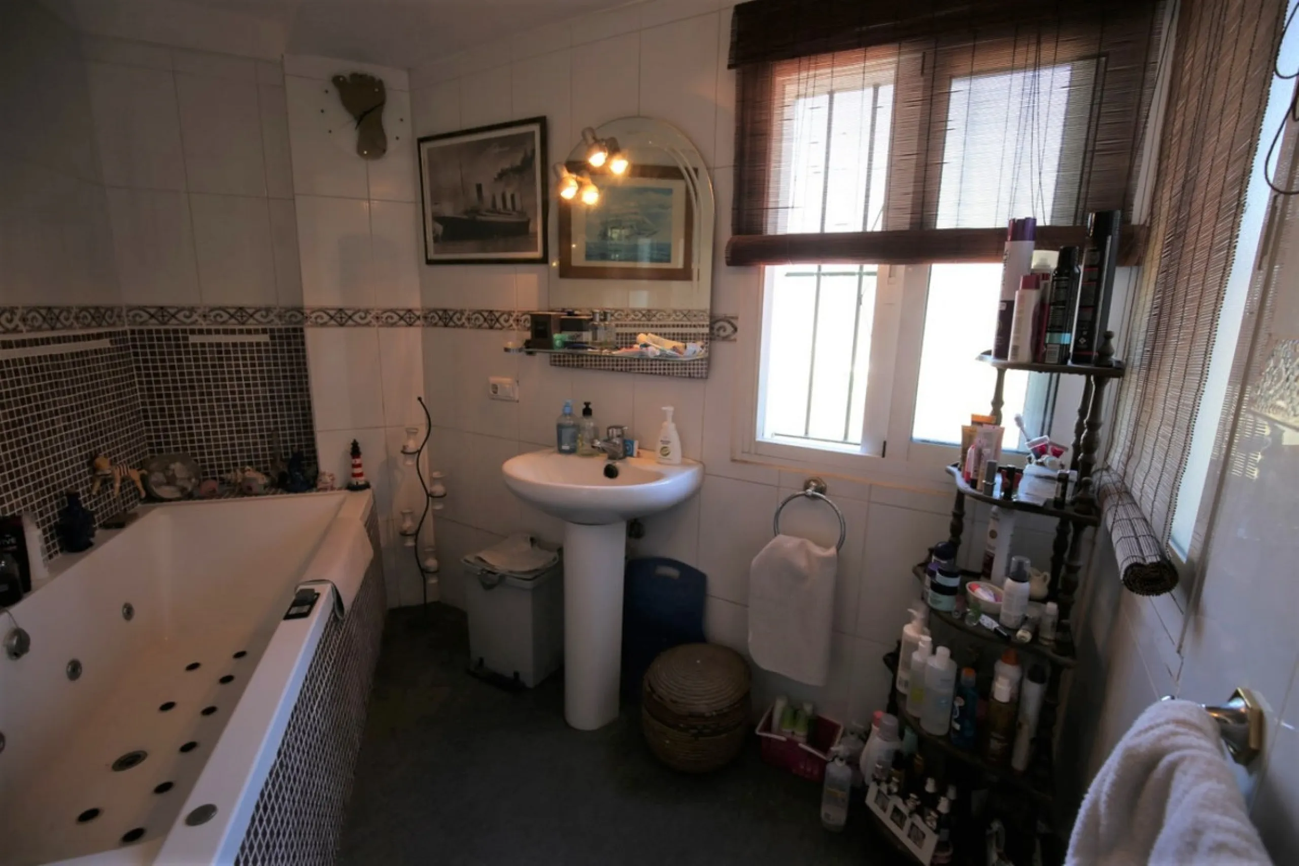 If you are looking for the perfect house, with spectacular views, well built and with a unique design, absolute privacy and tranquility, and with a first occupancy license in a country house -something very rare in the country-side-, this is your best opt
