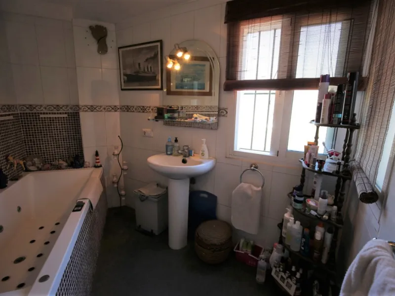 If you are looking for the perfect house, with spectacular views, well built and with a unique design, absolute privacy and tranquility, and with a first occupancy license in a country house -something very rare in the country-side-, this is your best opt