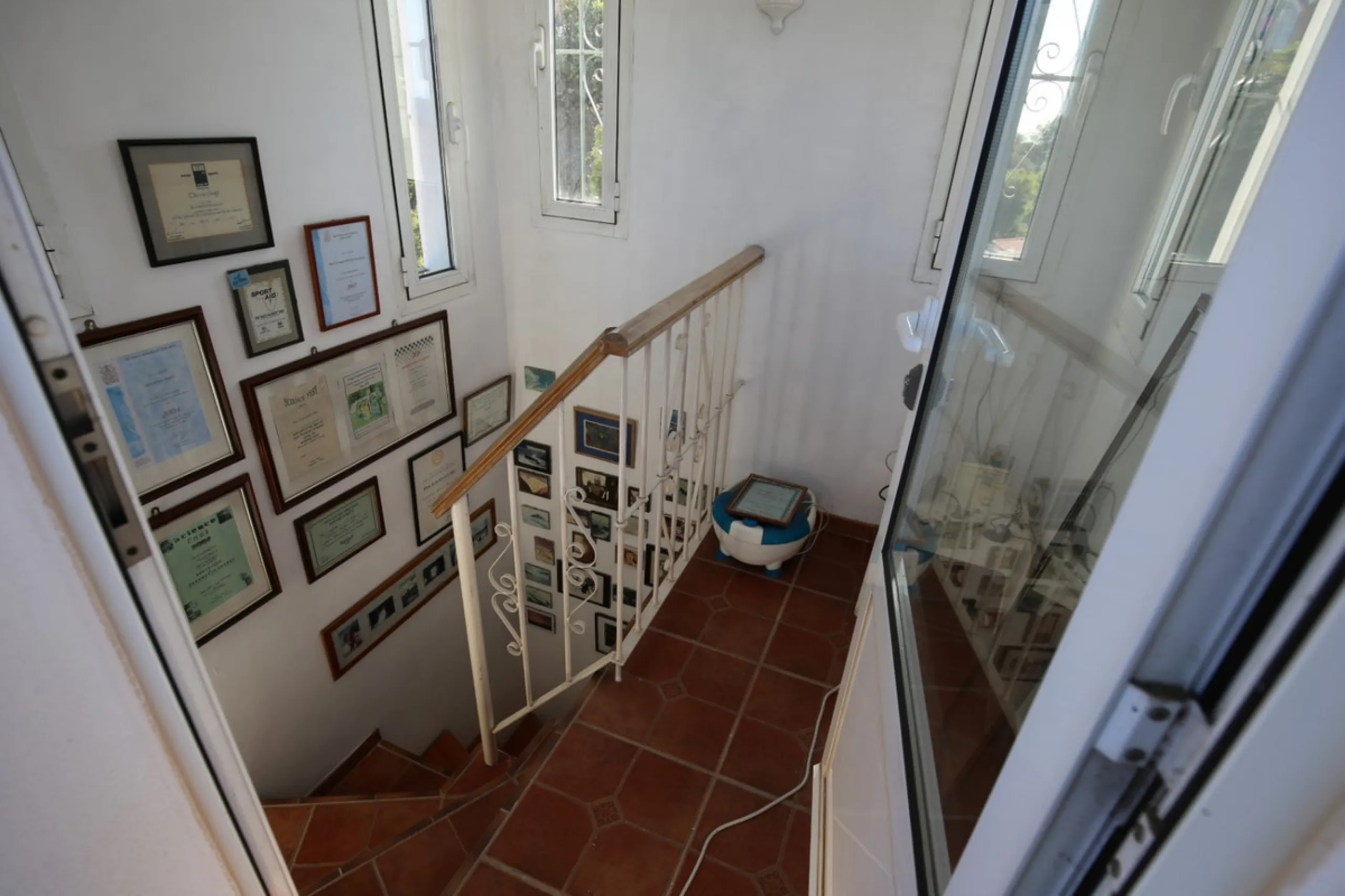 If you are looking for the perfect house, with spectacular views, well built and with a unique design, absolute privacy and tranquility, and with a first occupancy license in a country house -something very rare in the country-side-, this is your best opt