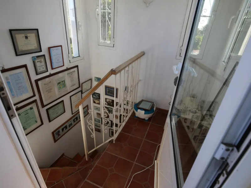 If you are looking for the perfect house, with spectacular views, well built and with a unique design, absolute privacy and tranquility, and with a first occupancy license in a country house -something very rare in the country-side-, this is your best opt