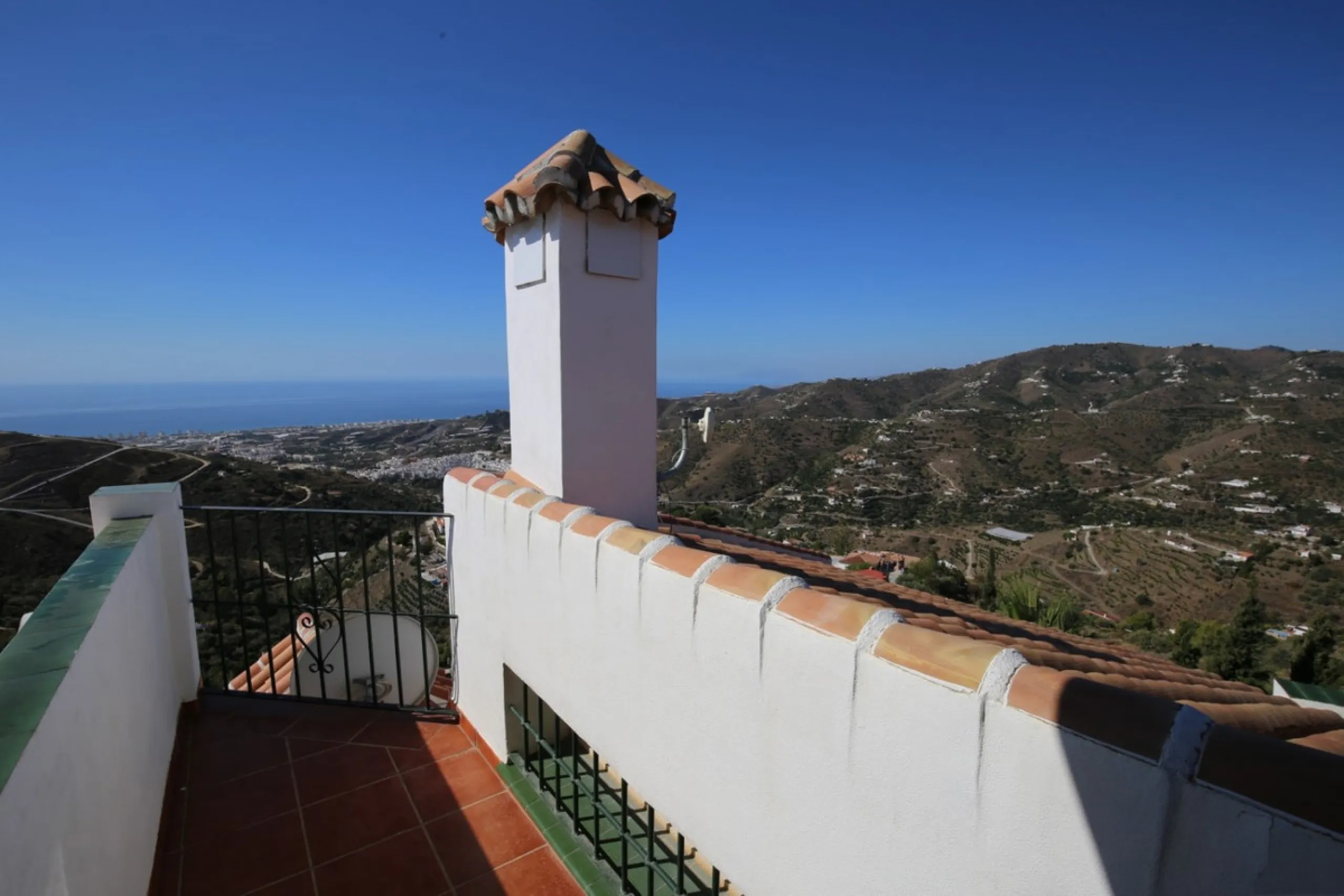 If you are looking for the perfect house, with spectacular views, well built and with a unique design, absolute privacy and tranquility, and with a first occupancy license in a country house -something very rare in the country-side-, this is your best opt
