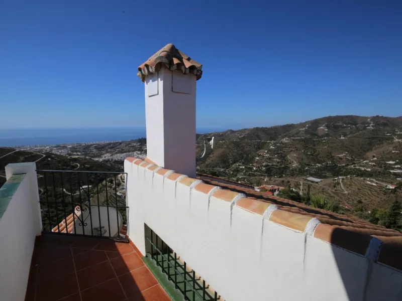 If you are looking for the perfect house, with spectacular views, well built and with a unique design, absolute privacy and tranquility, and with a first occupancy license in a country house -something very rare in the country-side-, this is your best opt