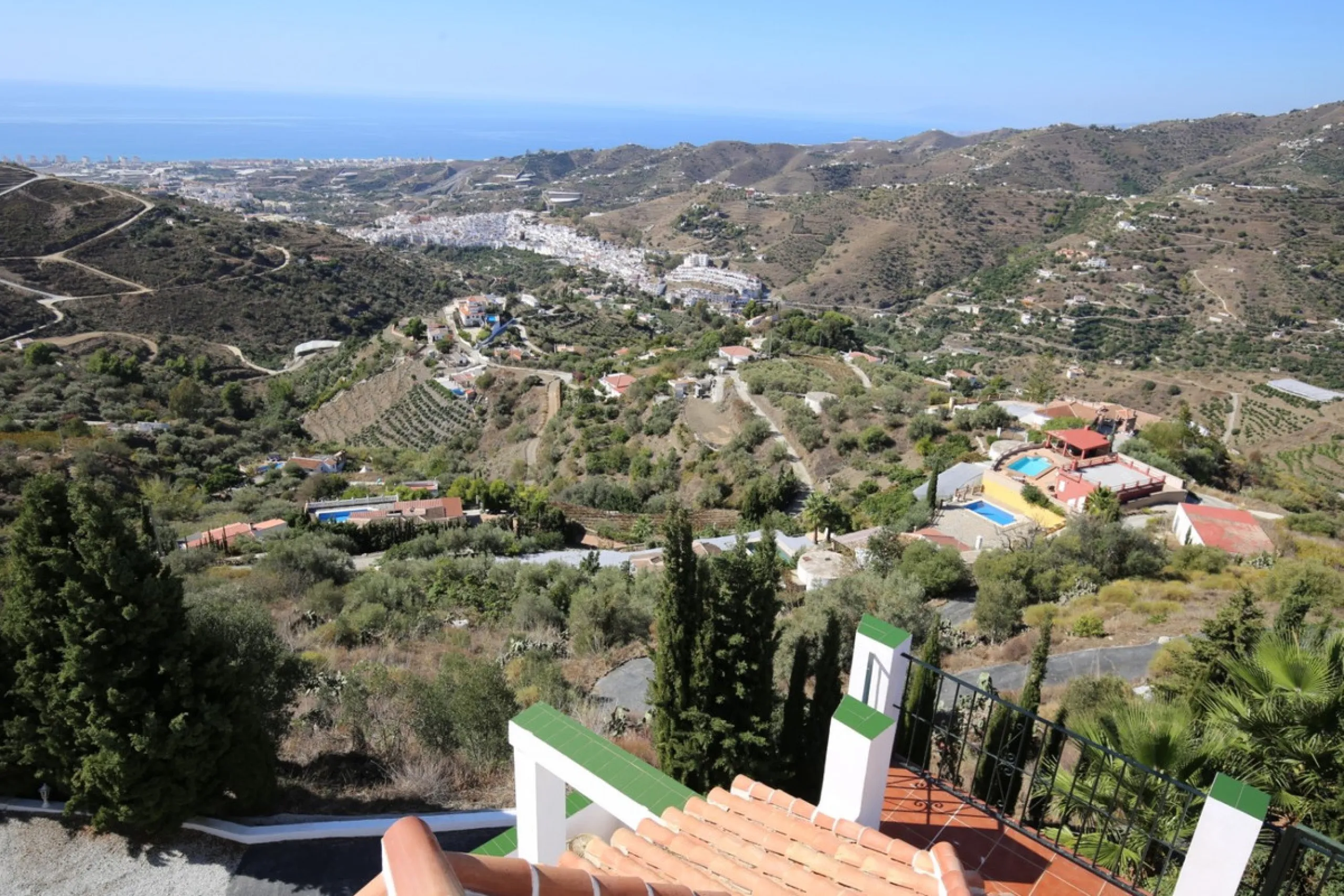 If you are looking for the perfect house, with spectacular views, well built and with a unique design, absolute privacy and tranquility, and with a first occupancy license in a country house -something very rare in the country-side-, this is your best opt