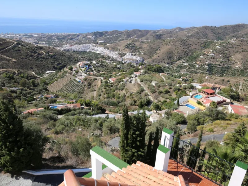If you are looking for the perfect house, with spectacular views, well built and with a unique design, absolute privacy and tranquility, and with a first occupancy license in a country house -something very rare in the country-side-, this is your best opt