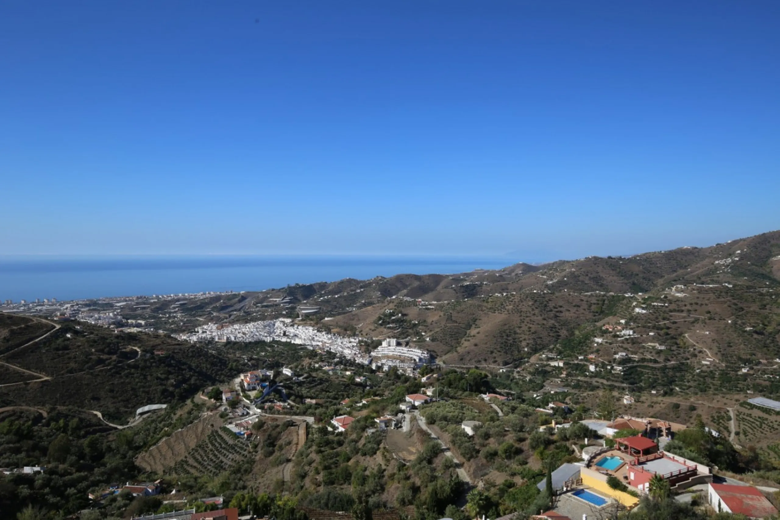 If you are looking for the perfect house, with spectacular views, well built and with a unique design, absolute privacy and tranquility, and with a first occupancy license in a country house -something very rare in the country-side-, this is your best opt