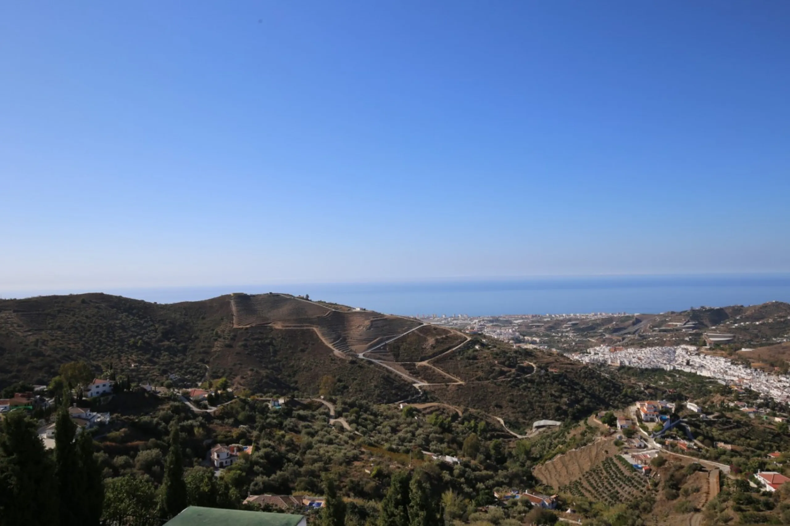 If you are looking for the perfect house, with spectacular views, well built and with a unique design, absolute privacy and tranquility, and with a first occupancy license in a country house -something very rare in the country-side-, this is your best opt
