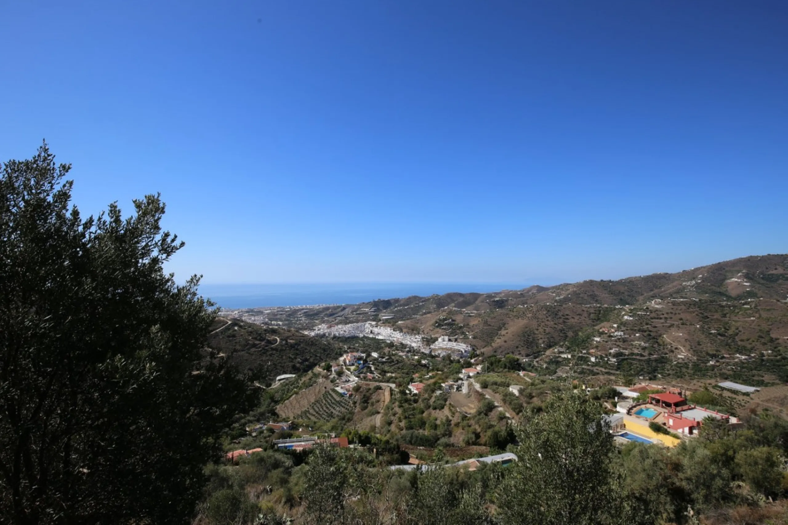 If you are looking for the perfect house, with spectacular views, well built and with a unique design, absolute privacy and tranquility, and with a first occupancy license in a country house -something very rare in the country-side-, this is your best opt