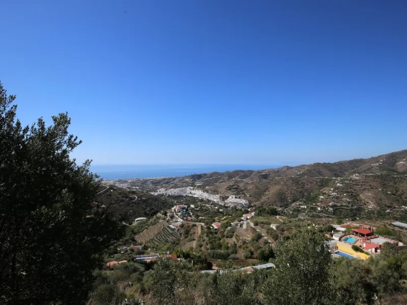 If you are looking for the perfect house, with spectacular views, well built and with a unique design, absolute privacy and tranquility, and with a first occupancy license in a country house -something very rare in the country-side-, this is your best opt