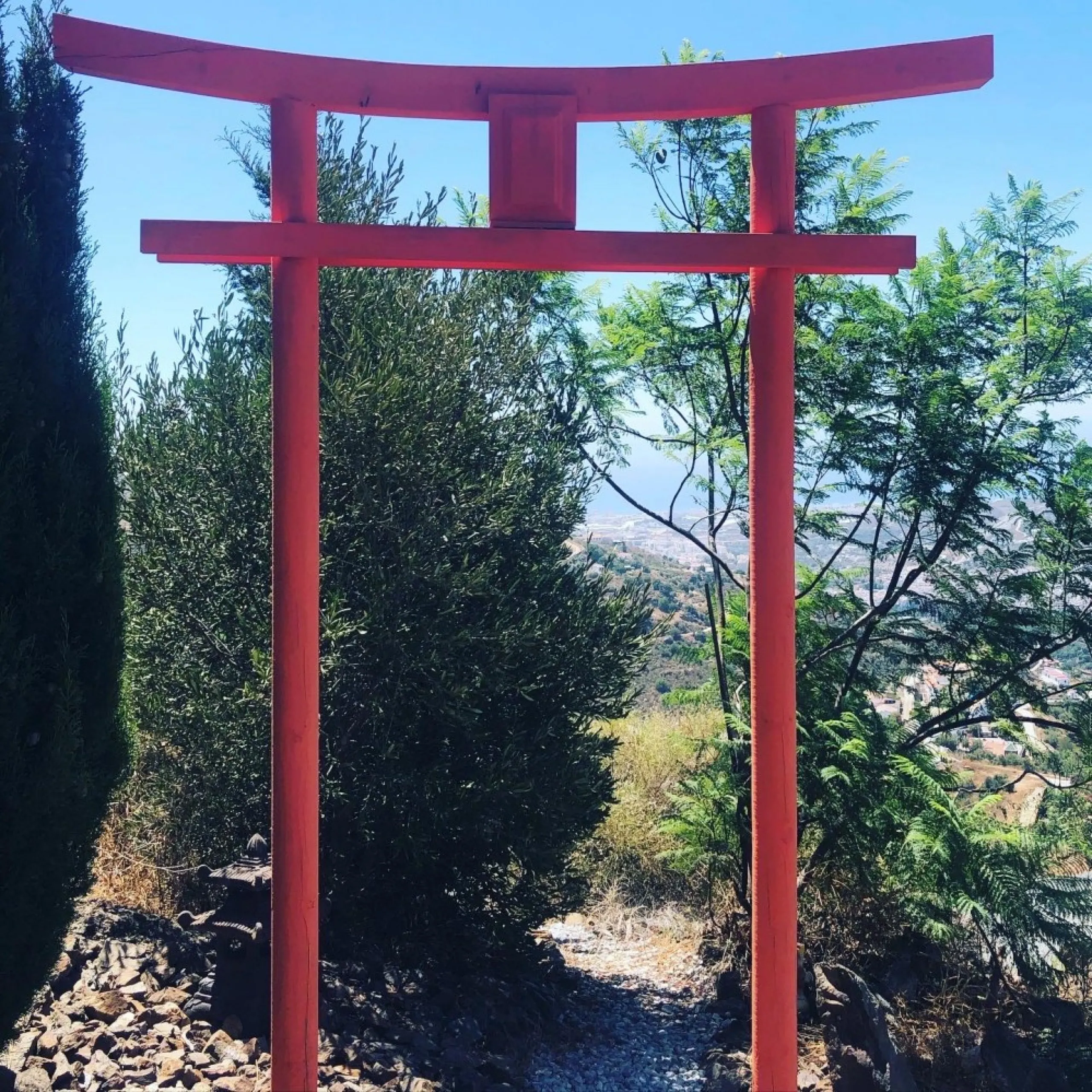 If you are looking for the perfect house, with spectacular views, well built and with a unique design, absolute privacy and tranquility, and with a first occupancy license in a country house -something very rare in the country-side-, this is your best opt