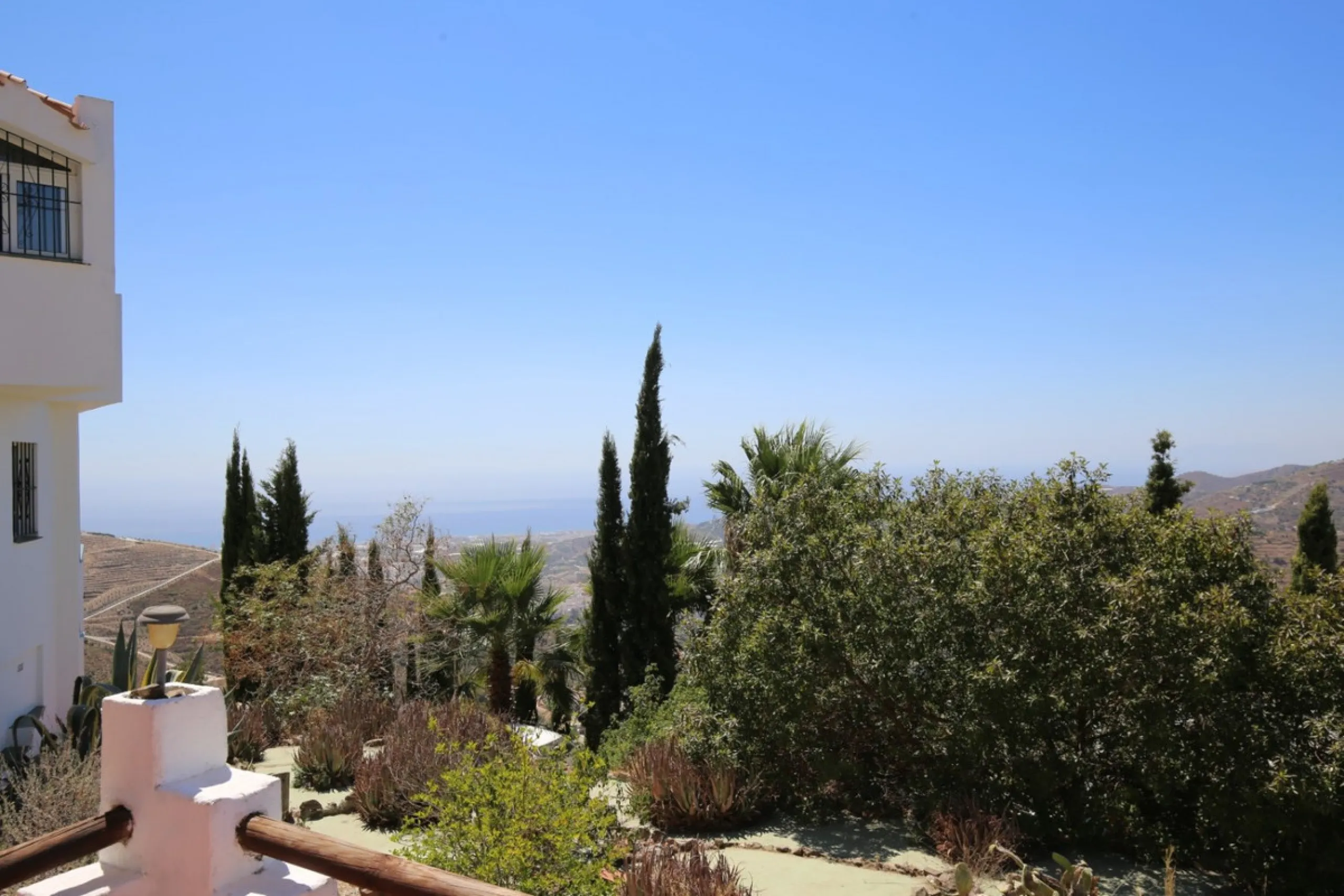 If you are looking for the perfect house, with spectacular views, well built and with a unique design, absolute privacy and tranquility, and with a first occupancy license in a country house -something very rare in the country-side-, this is your best opt