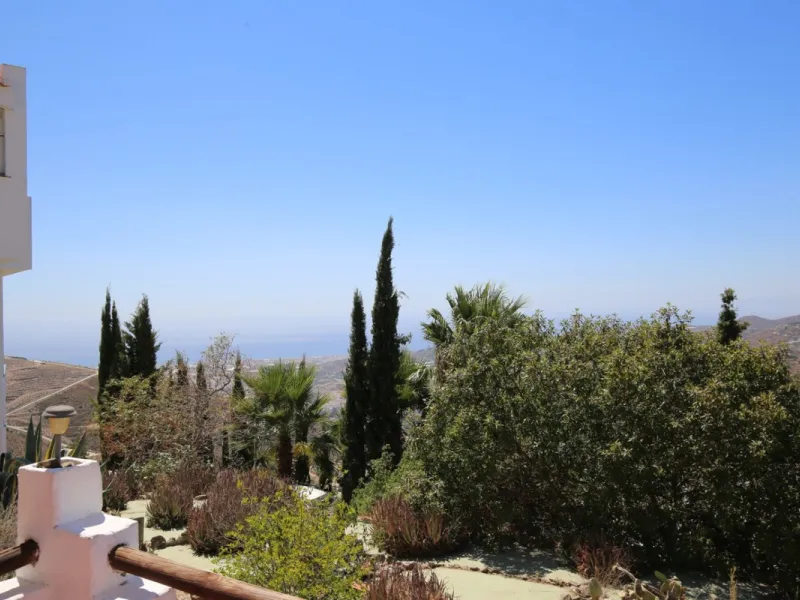 If you are looking for the perfect house, with spectacular views, well built and with a unique design, absolute privacy and tranquility, and with a first occupancy license in a country house -something very rare in the country-side-, this is your best opt