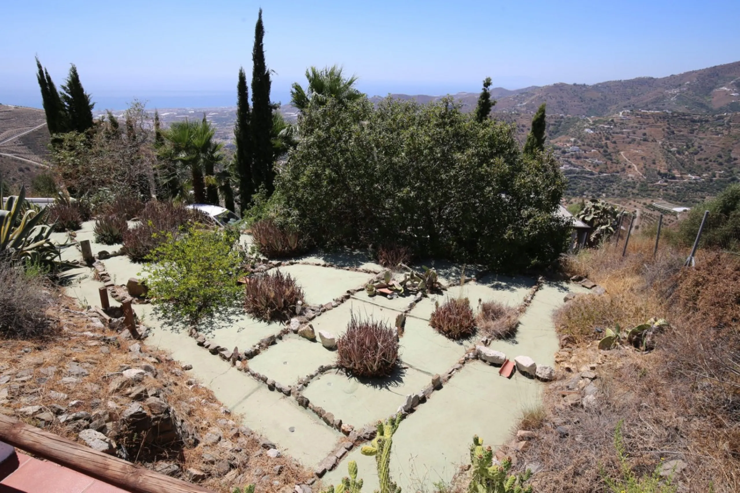 If you are looking for the perfect house, with spectacular views, well built and with a unique design, absolute privacy and tranquility, and with a first occupancy license in a country house -something very rare in the country-side-, this is your best opt