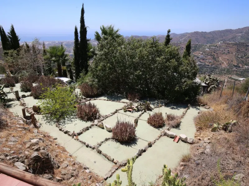 If you are looking for the perfect house, with spectacular views, well built and with a unique design, absolute privacy and tranquility, and with a first occupancy license in a country house -something very rare in the country-side-, this is your best opt